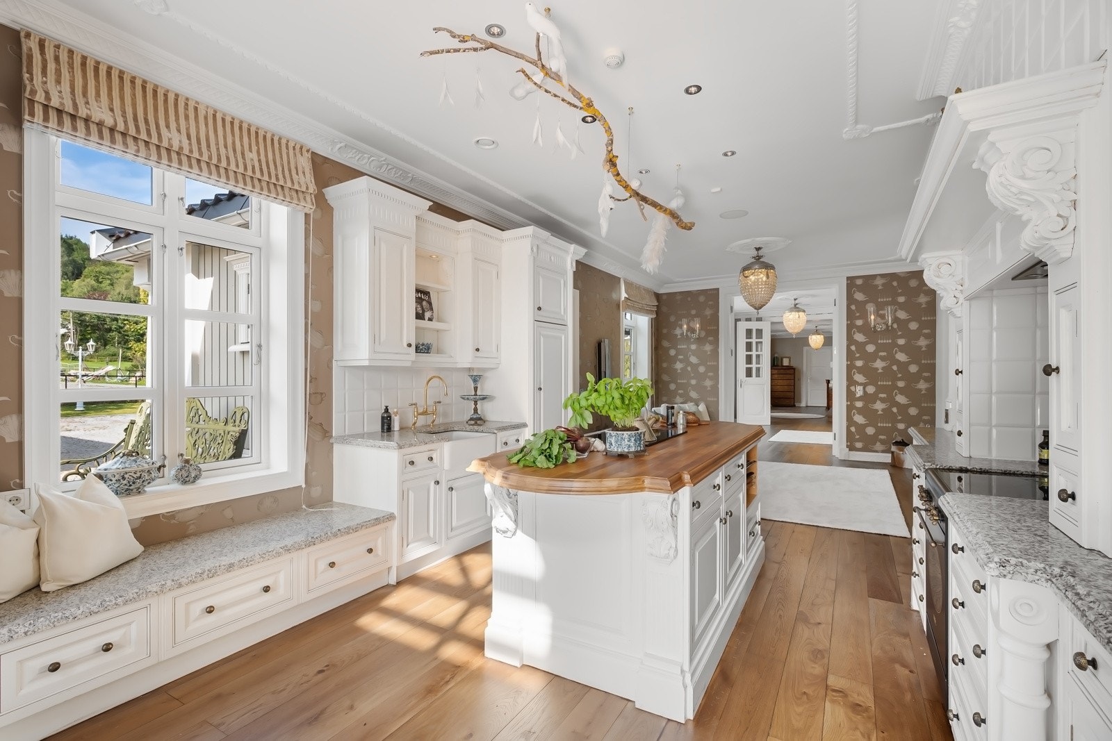 Kjøkkenet er spesialdesignet Clive Christian kjøkken med malte fronter, eldet utseende fra 2002. Galleribilde