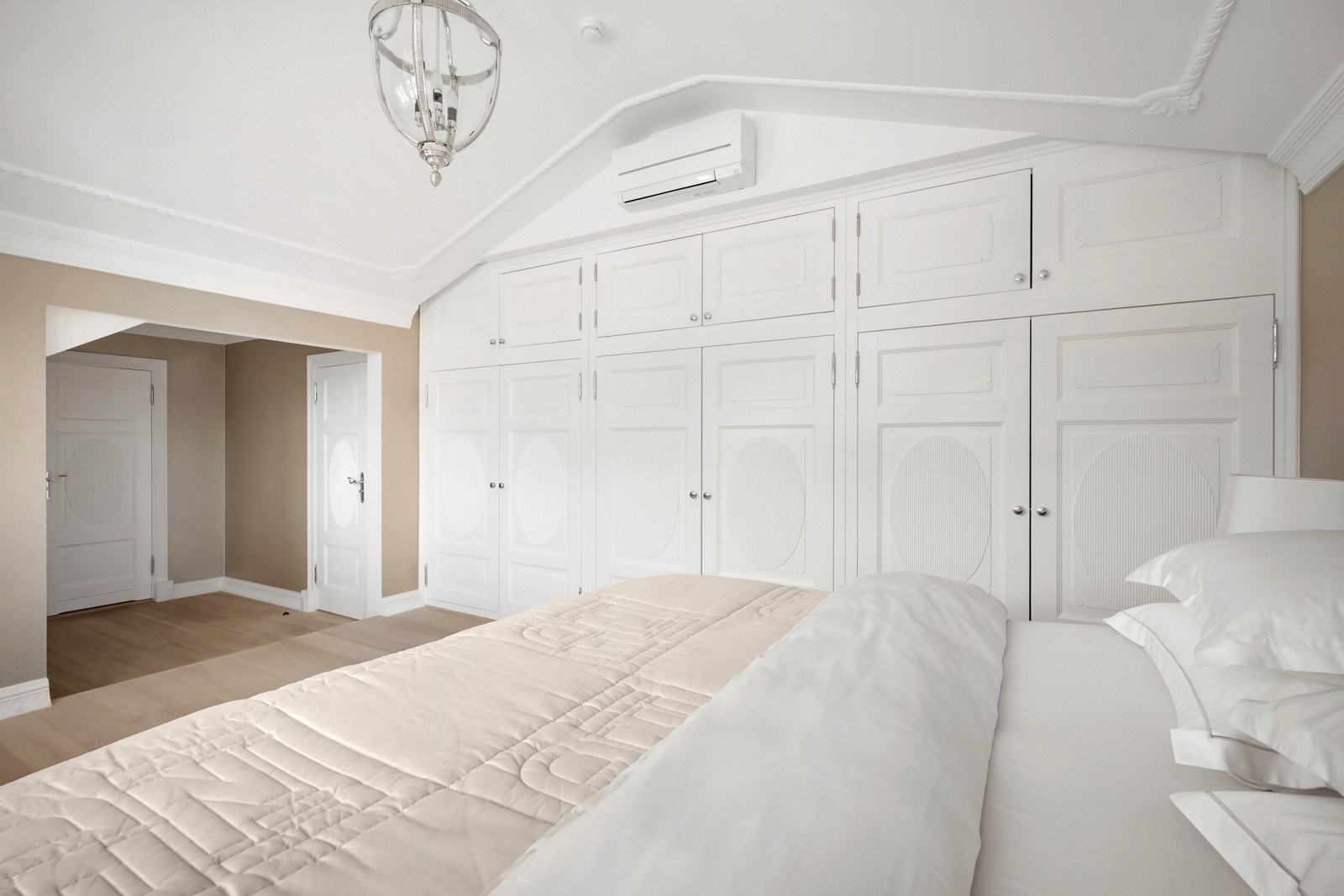 Boligen er gjennomgående rikt utstyrt med garderobeskap og spesialtilpassede innredninger som gir rikelig med oppbevaringsplass. Galleribilde