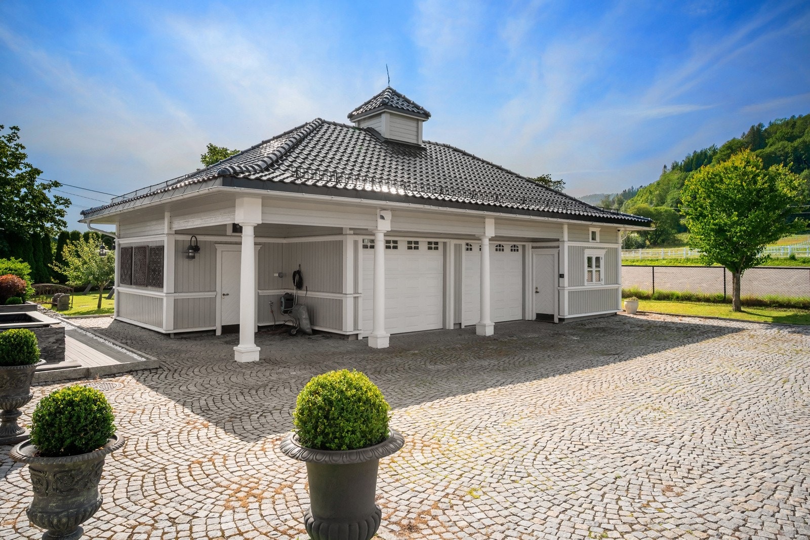 Stor dobbeltgarasje på tunet, med teknisk rom og god lagringsplass. Galleribilde