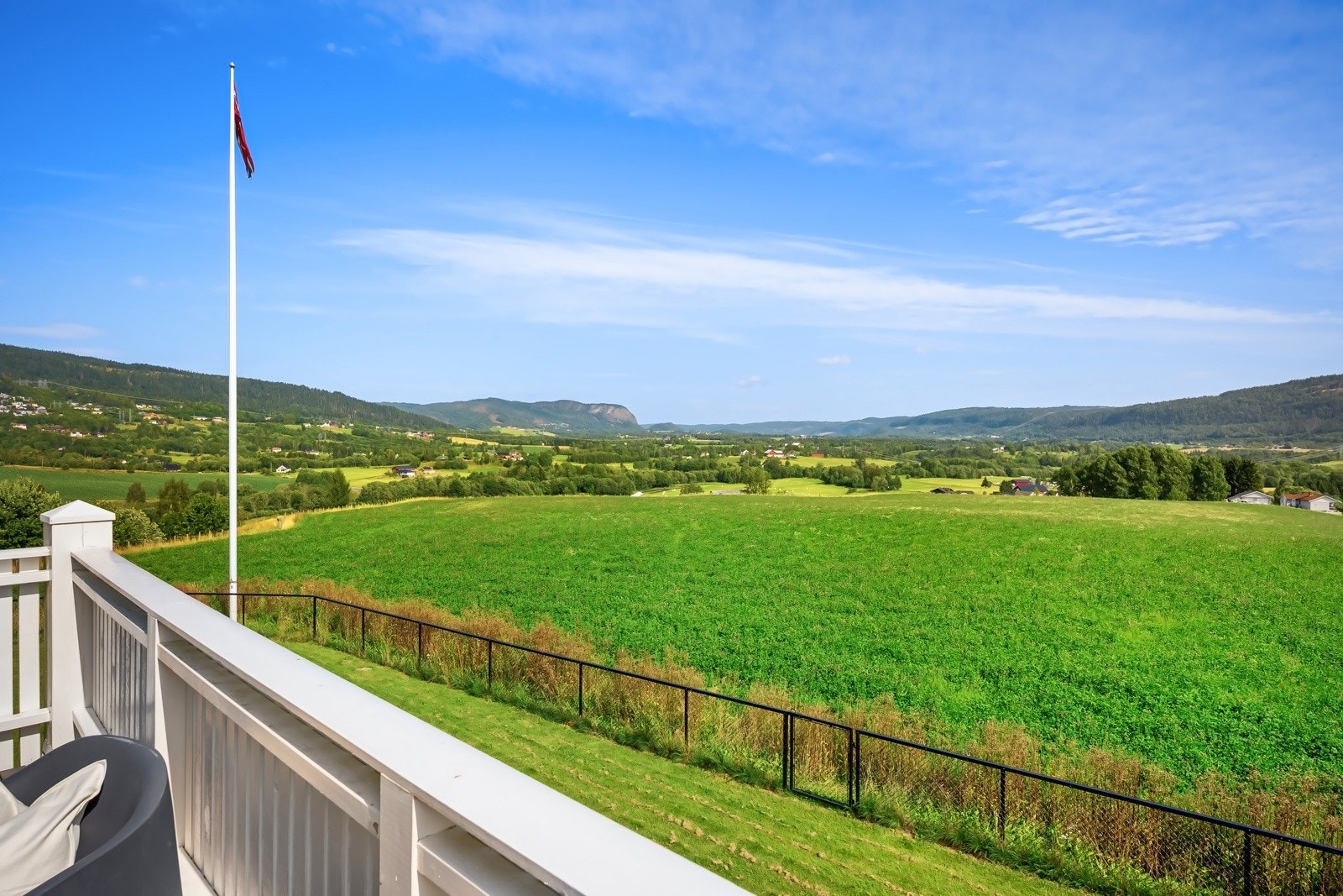 Balkongen har flott, fri utsikt. Galleribilde