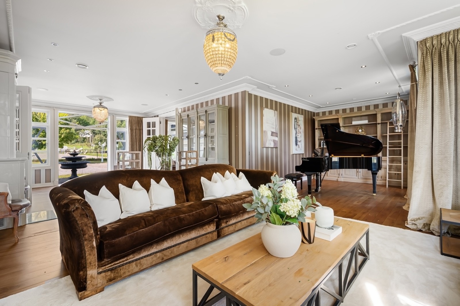 Stuene oppleves som luftige og tiltalende med god plass for flere sofagrupper. Galleribilde