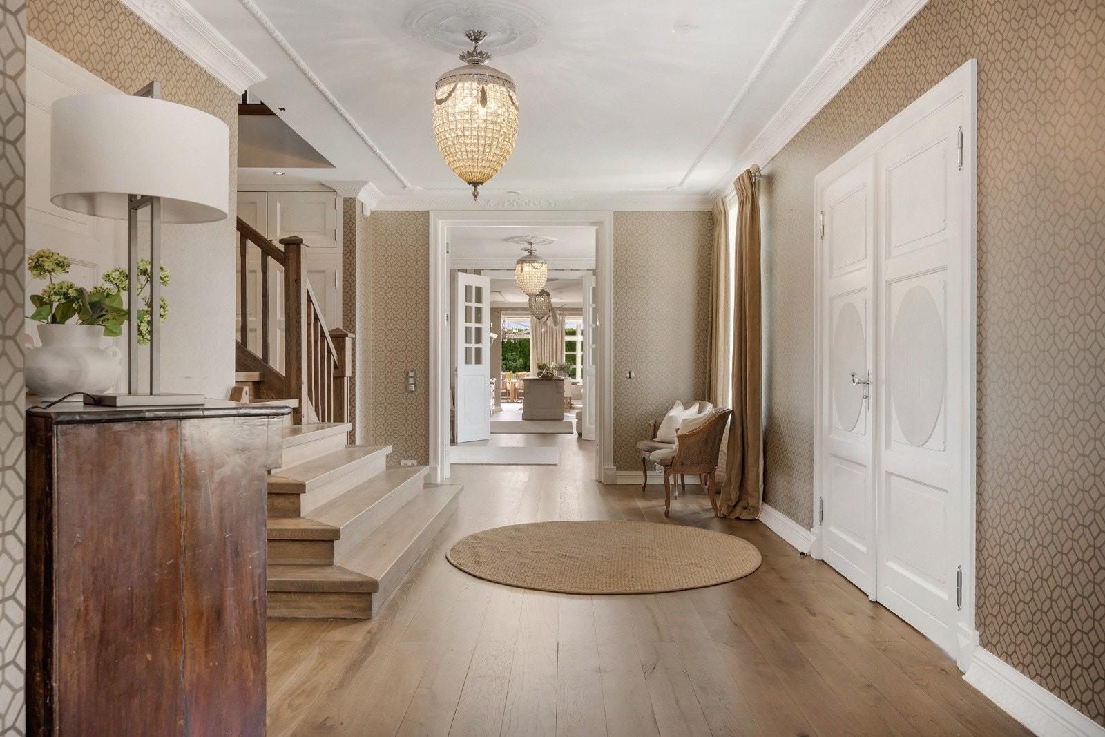 Det er høyt fokus på detaljer som listverk, profilerte dører og den store heltre eiketrappen mellom etasjene. Galleribilde