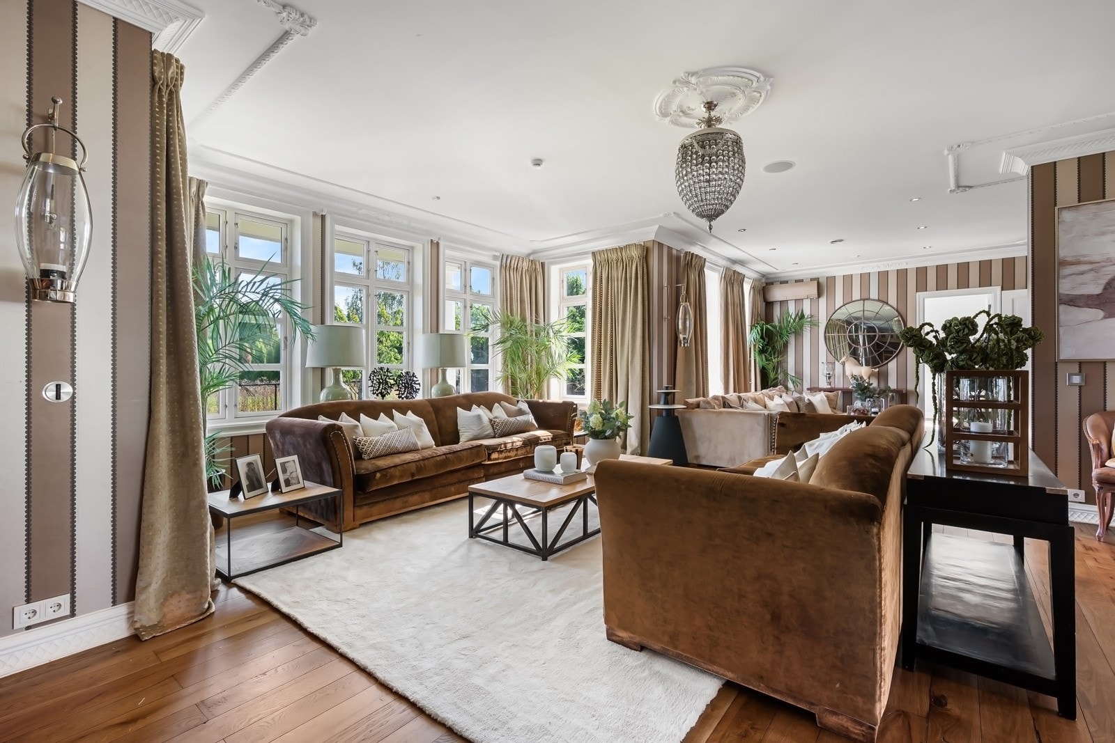 I husets første etasje er gulvene dekket av mørkoljet eik fra østeriske Weiss. Galleribilde