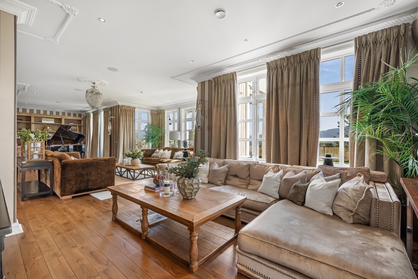 GIRO infoterminal (elektrisk installasjons system) for styring av lyd og lys i boligen. Galleribilde