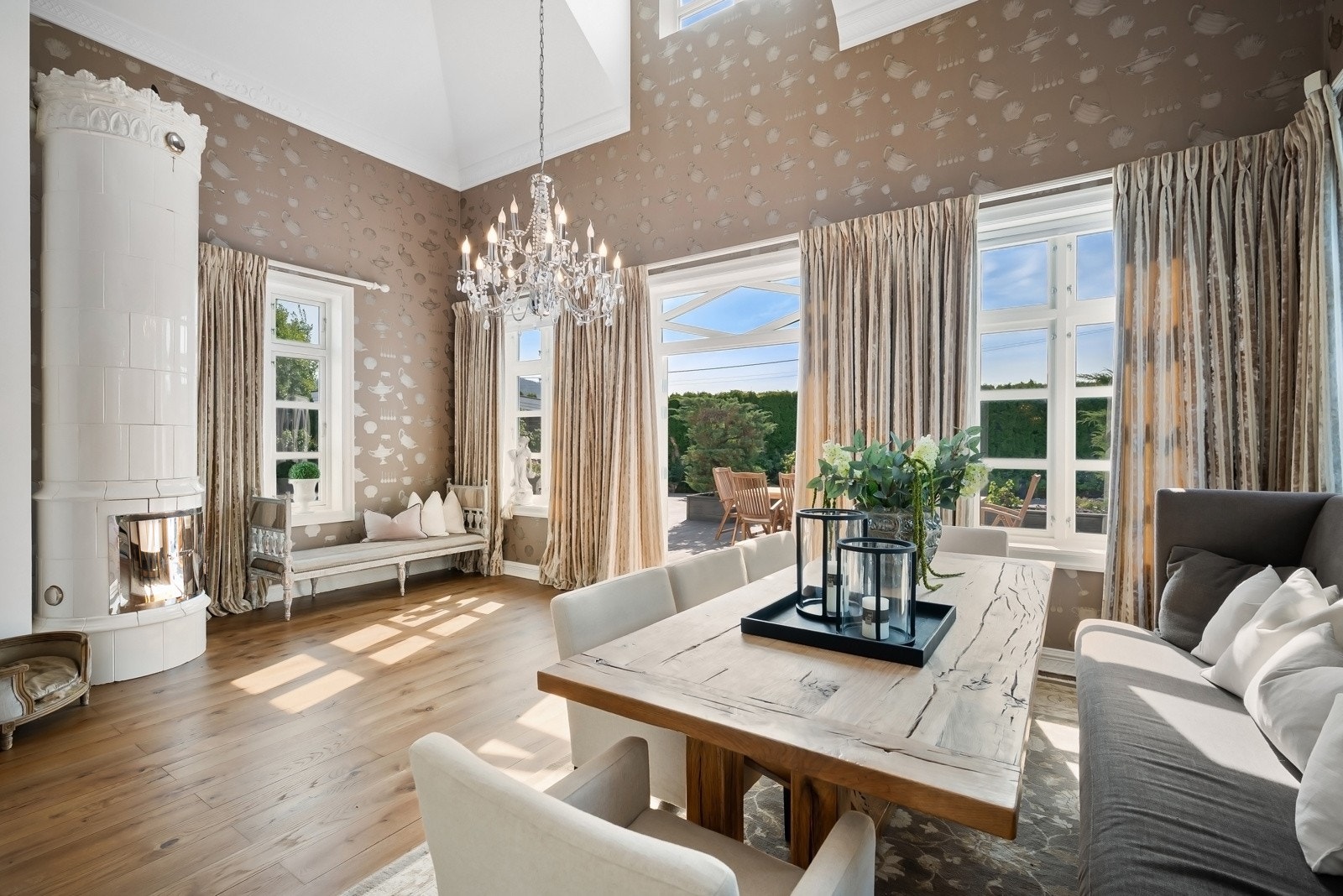 Man har også en romslig, lyse spisestue med imponerende takhøyde og plass til stort spisebord. Galleribilde