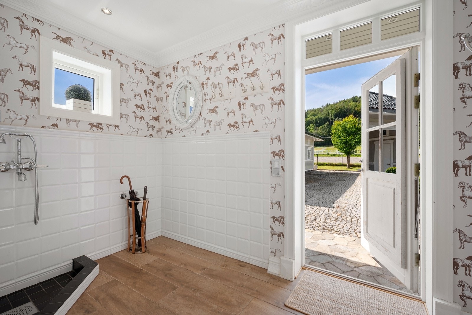 Tilknyttet kjøkken og mellomstuen har man en praktisk bi-inngang med dusj for hund. Galleribilde