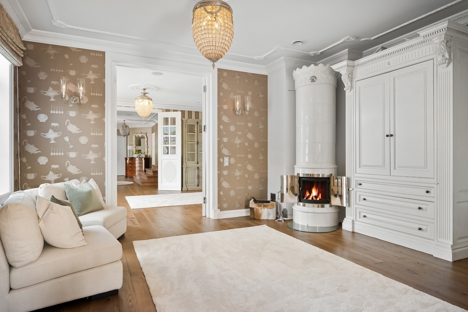 Mellomstuen tilknyttet kjøkkenet har innfelt høyttaler i himling og kakkelovn. Galleribilde