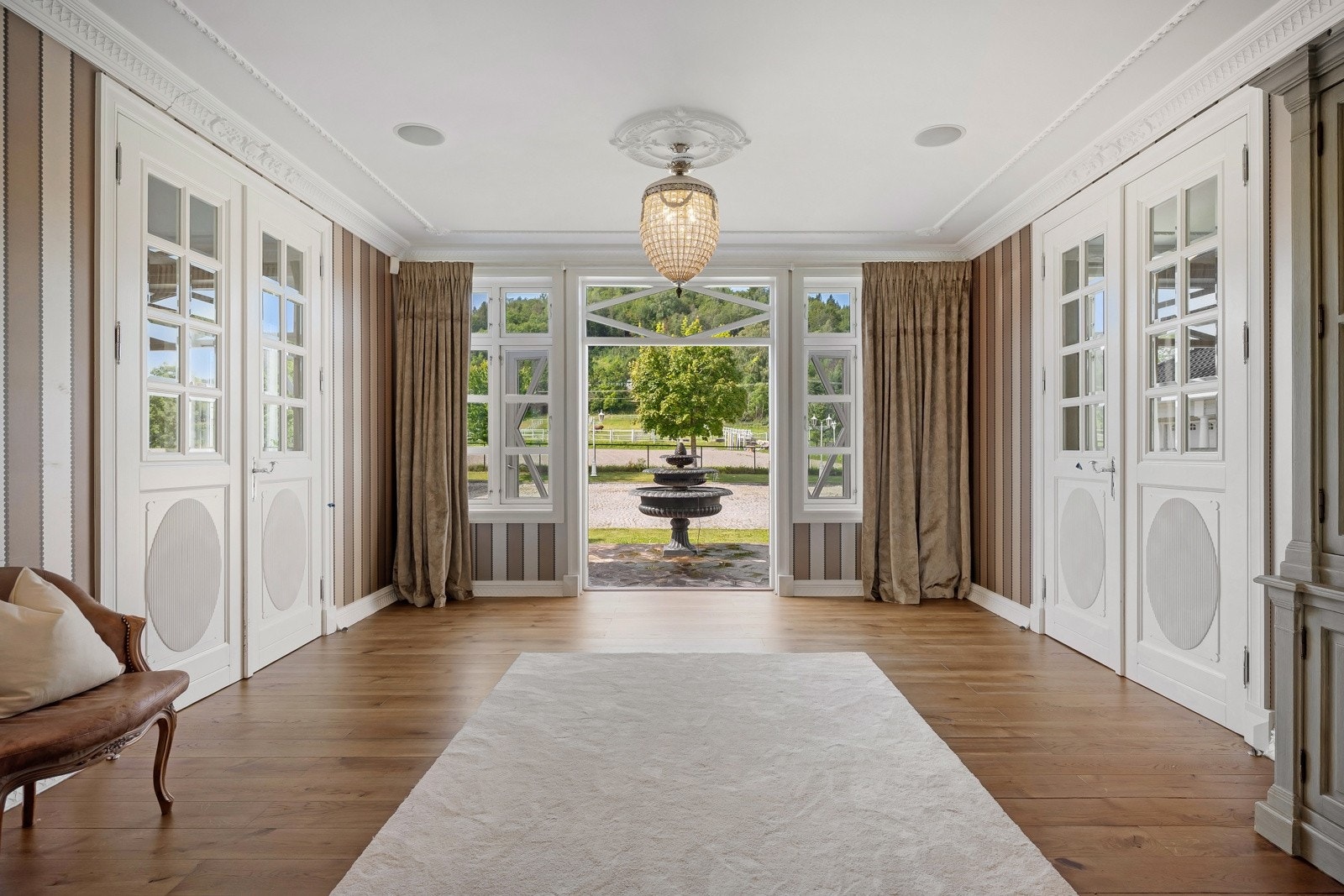 Imponerende hall i 1.etg med generøs takhøyde. Galleribilde