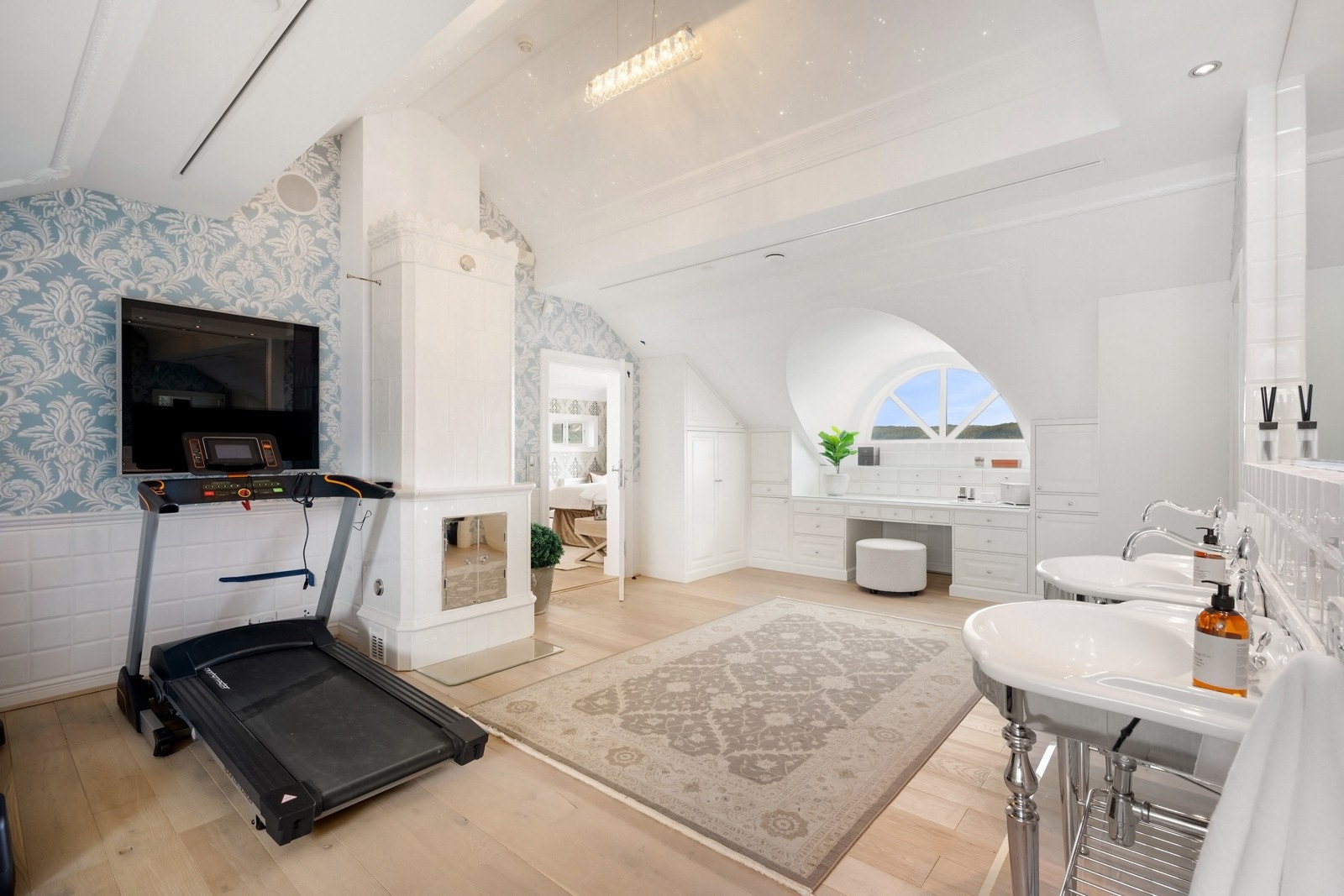 Det er kakkelovn i rommet og inngang til eget rom med solarium på en side. Deler av rommet er innredet som trimrom. Galleribilde