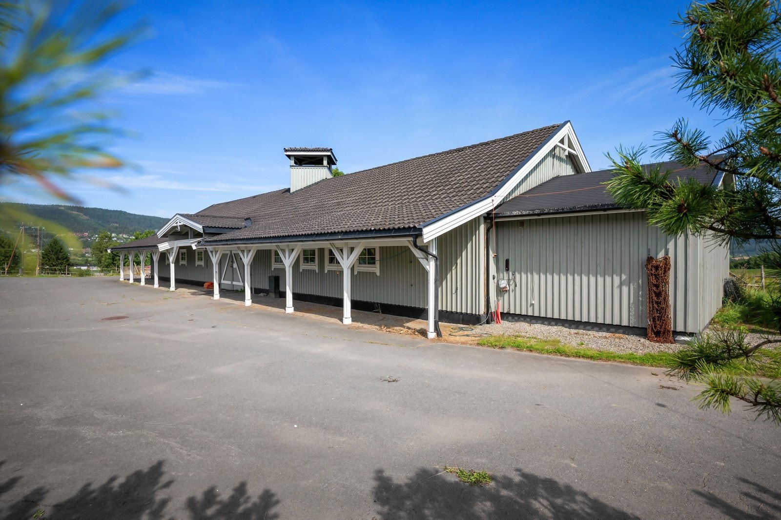 Stallen har 13 hestebokser, vaskeplass, utstyrsrom og ventilasjonsanlegg. Galleribilde