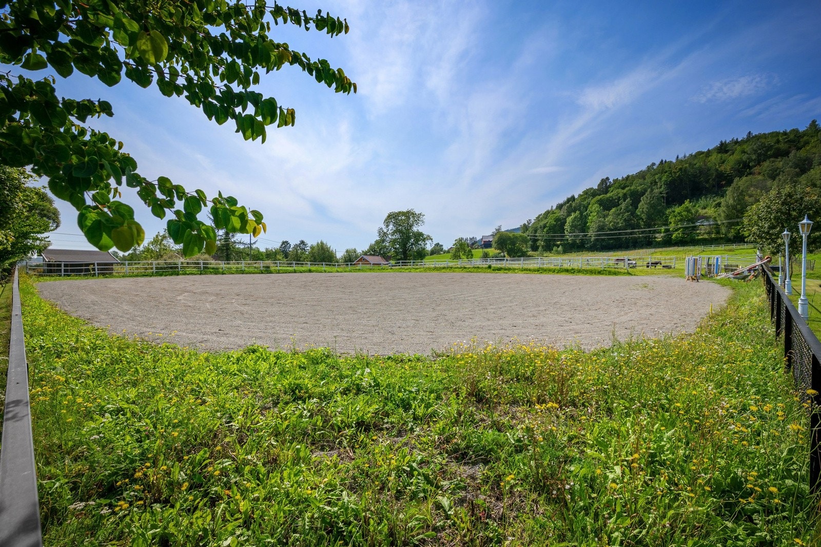 Tomten på nedsiden og rundt bebyggelsen er i det vesentligste arrondert og opparbeidet, for hold av hest med inngjerdet beiteområder, paddocker samt ridebane. Galleribilde