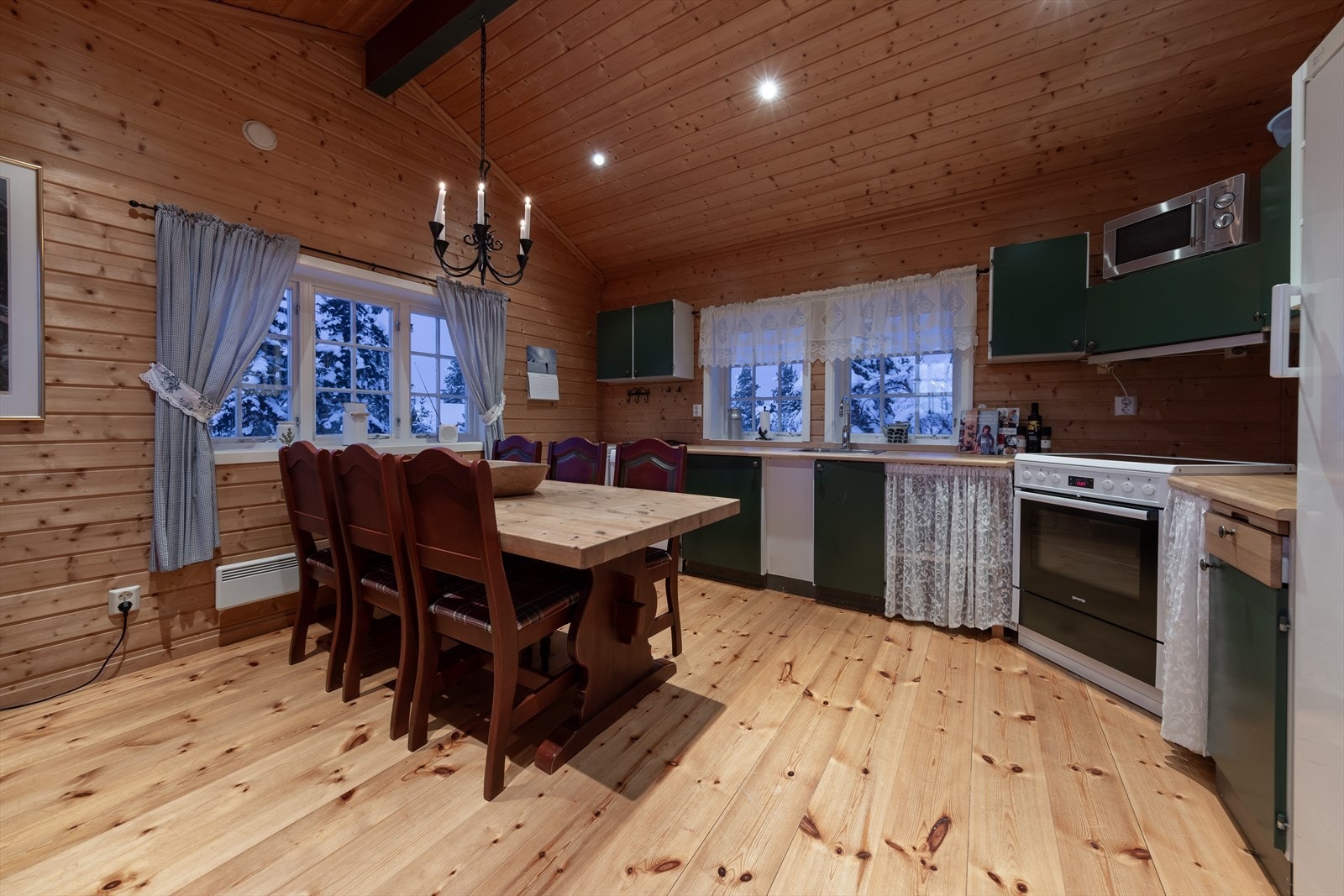 Kjøkken med spiseplass Galleribilde