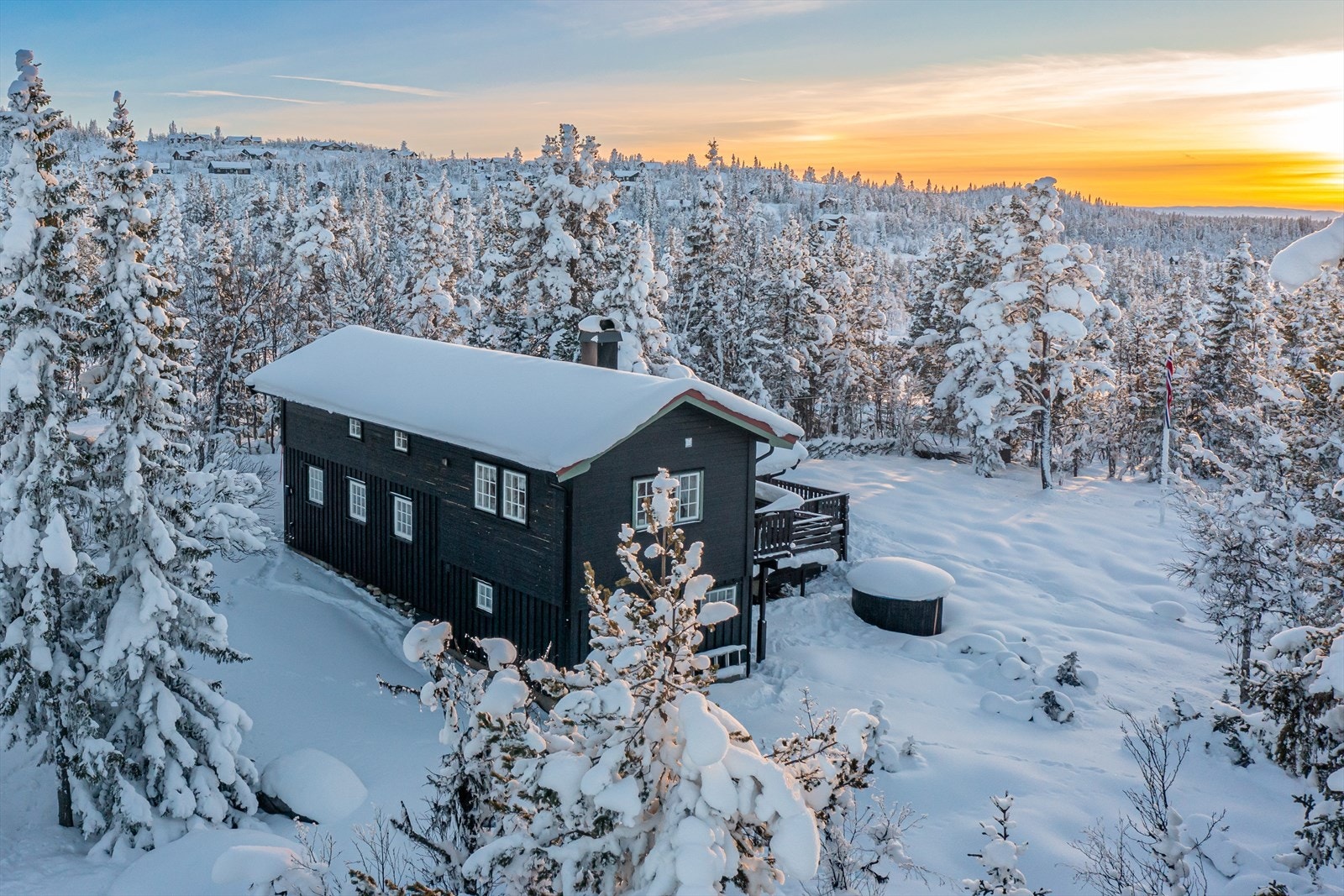 Tomten er svært barnevennlig. Her kan barna fint bygge trehytter, lage zipline, bålplasser m.m - Perfekt for at barn kan være barn og I-paden kan legges igjen i bilen! Galleribilde
