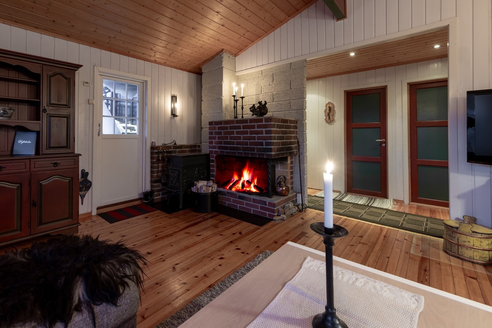 Hyggelig peisovn og utgang til solrik terrasse Galleribilde