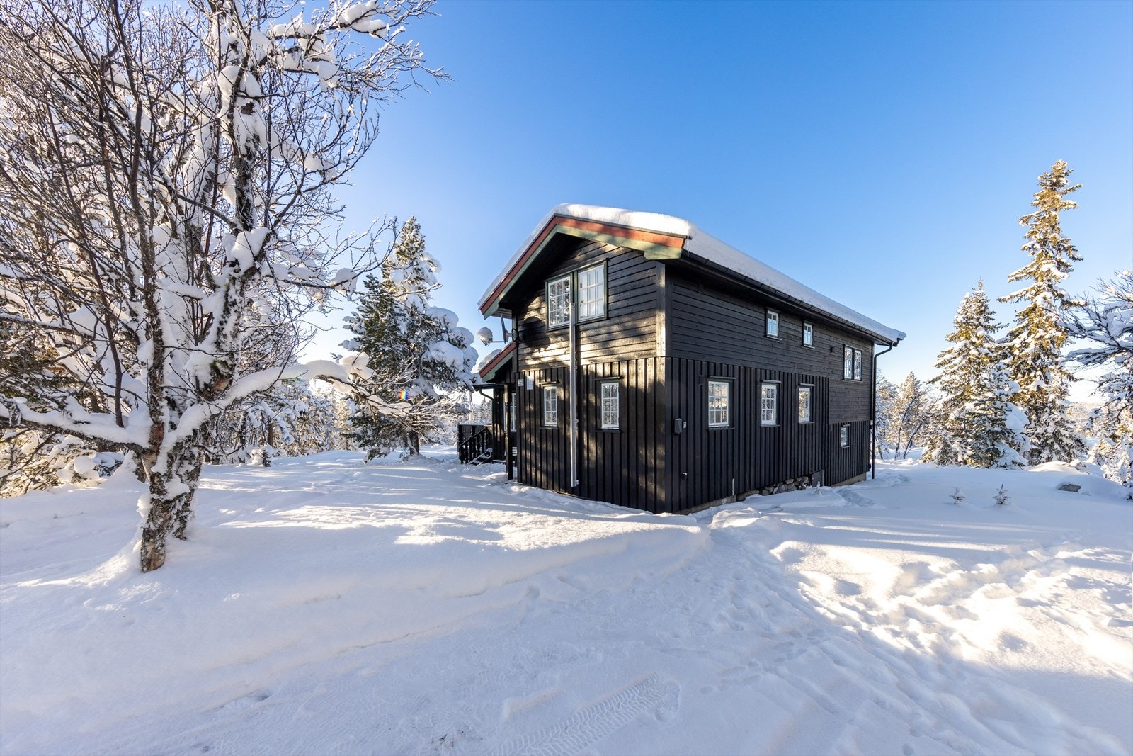 Tomten har plass til flere biloppstillingsplasser Galleribilde