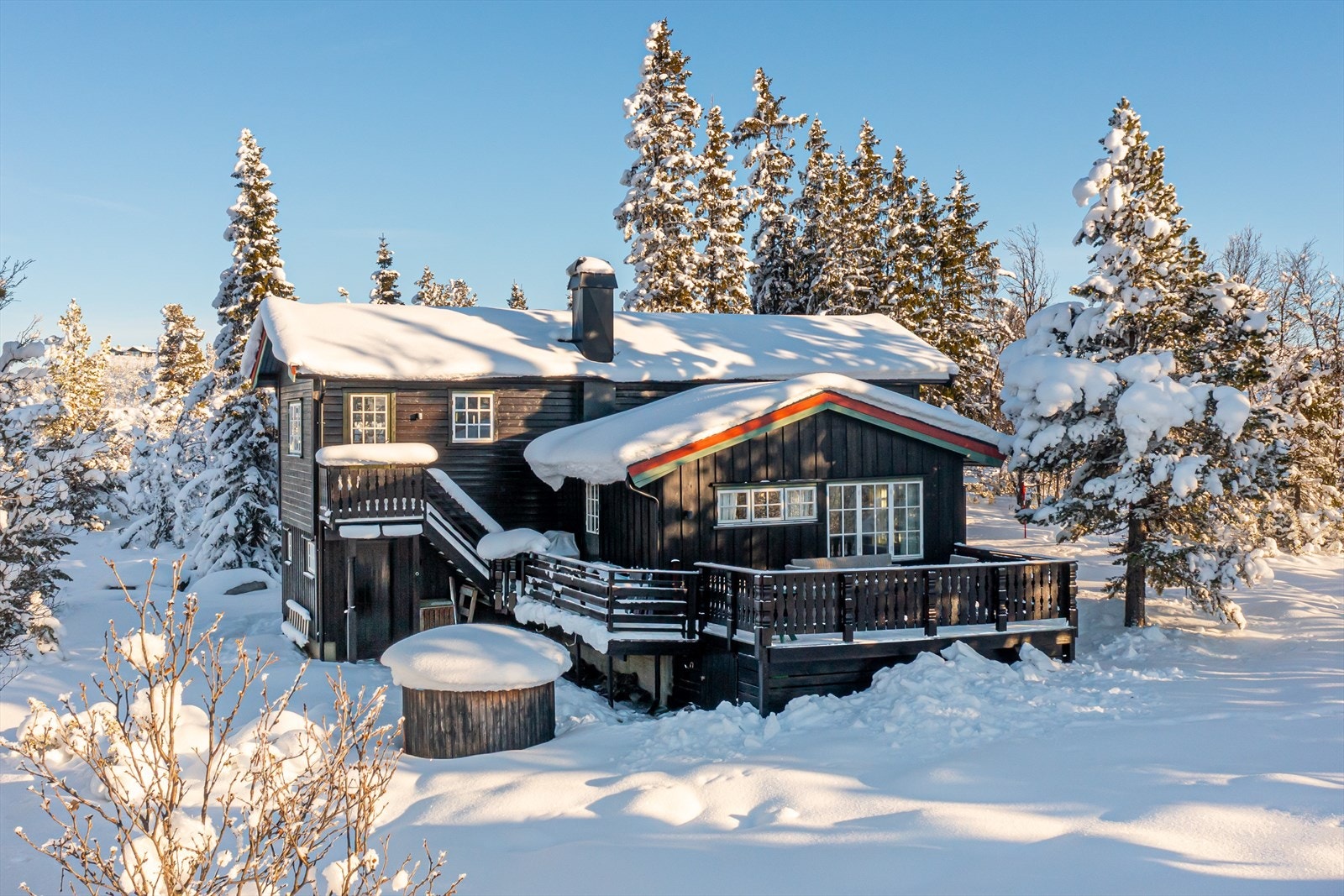 Kort vei til skiløypa som kranser seg rundt tomta Galleribilde