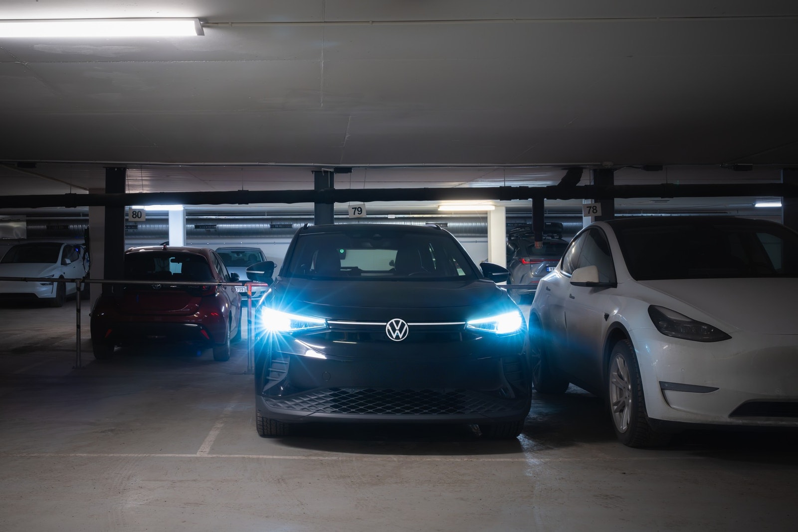 Det medfølger garasjeplass med lader, og du kan ta heisen opp til leilighetsplan. Galleribilde