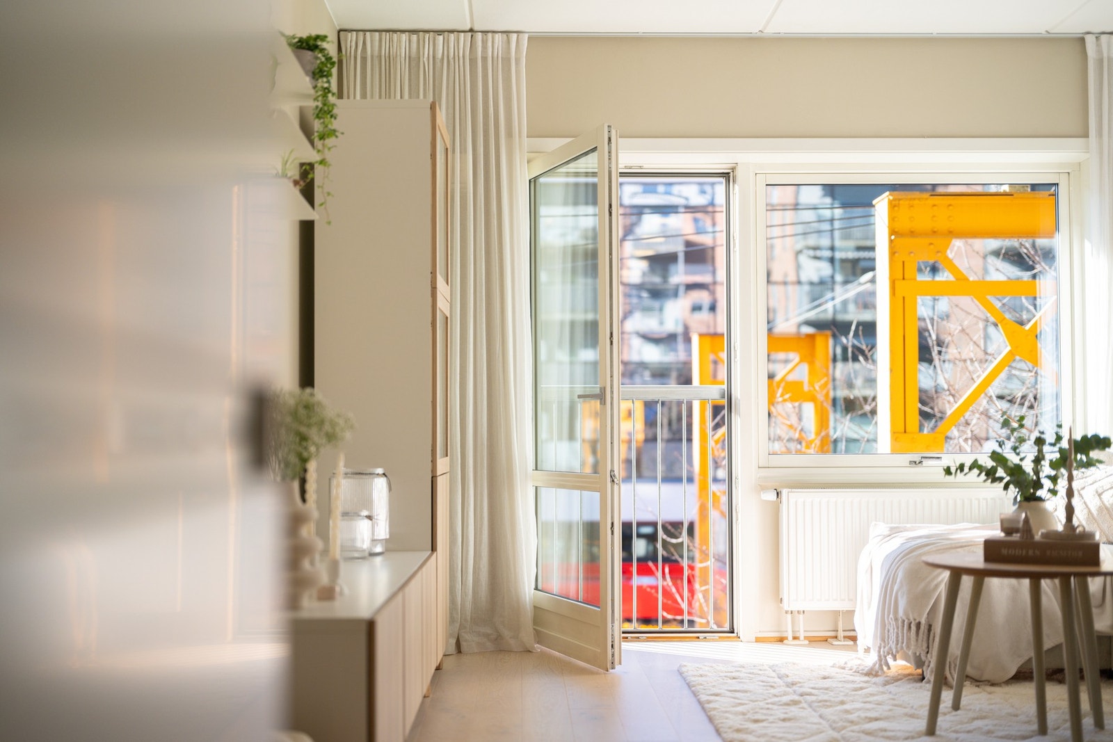 Leiligheten er vestvendt, og med den franske balkongen kan du slippe både solen og frisk luft inn. Galleribilde