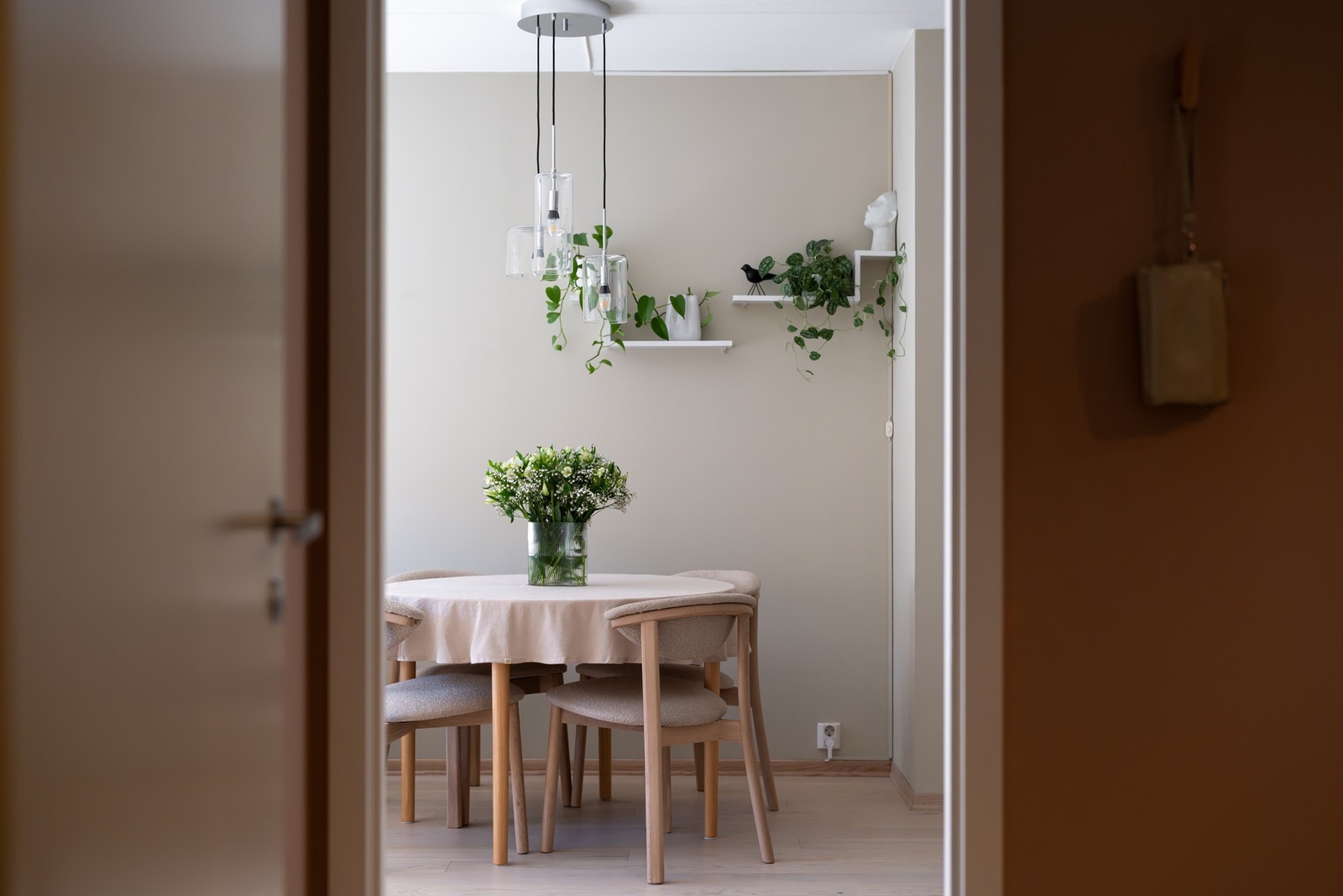 Vi går videre inn fra stuen og inn på hovedsoverommet. Galleribilde