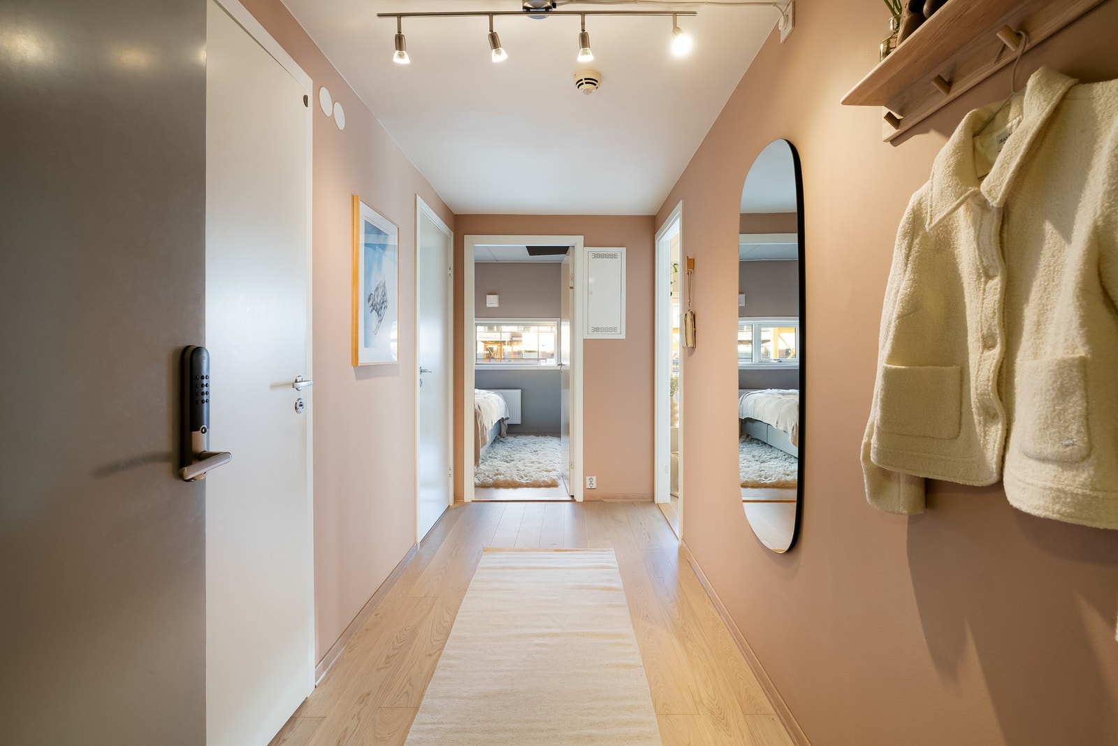 Velkommen hjem! Det er nøkkelfri adkomst med Yale Doorman på inngangsdøren, og Unloc på borettslagets inngangsdør. Galleribilde