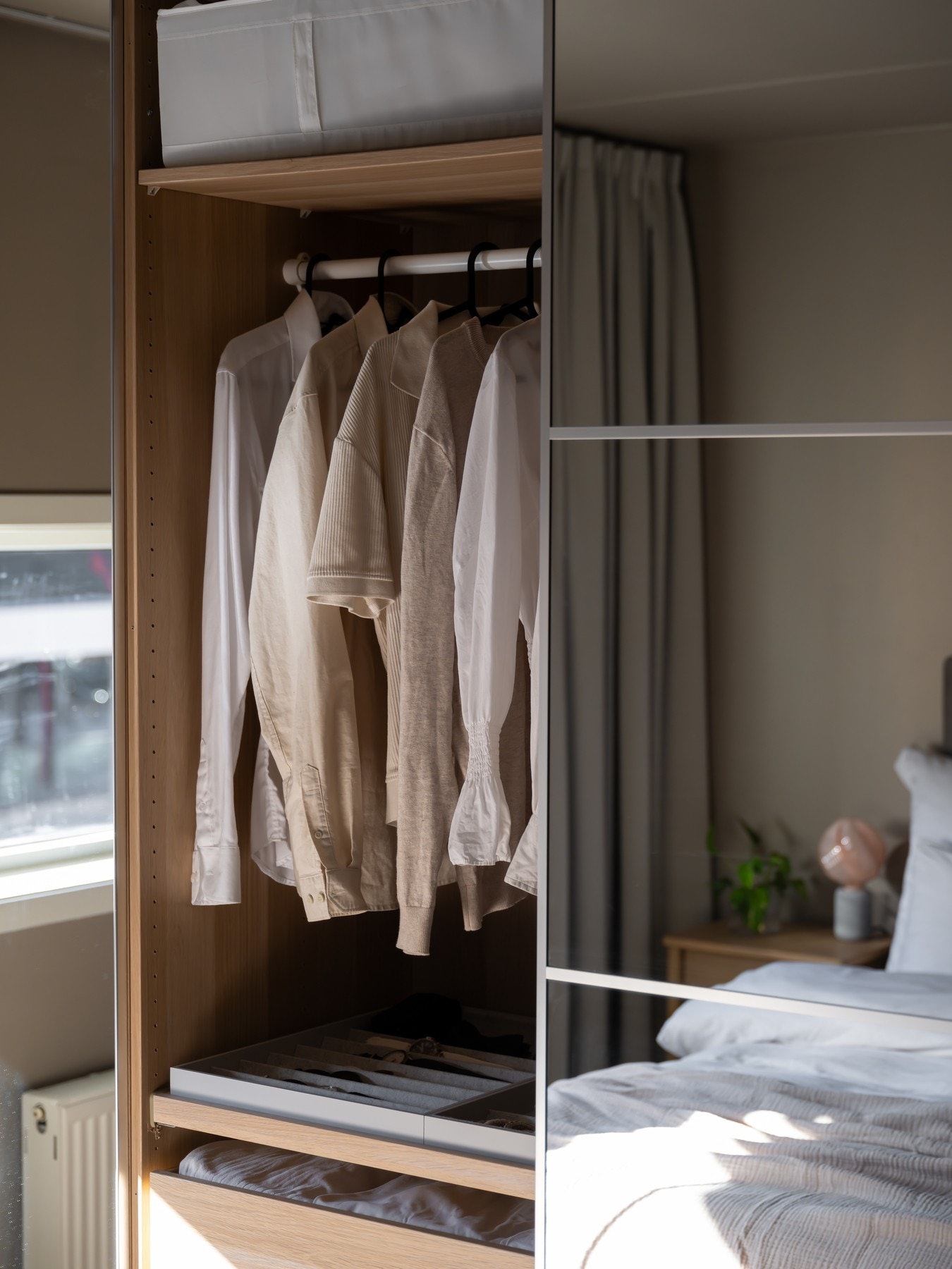 Skyvedørsgarderoben gir masse god lagring. Galleribilde