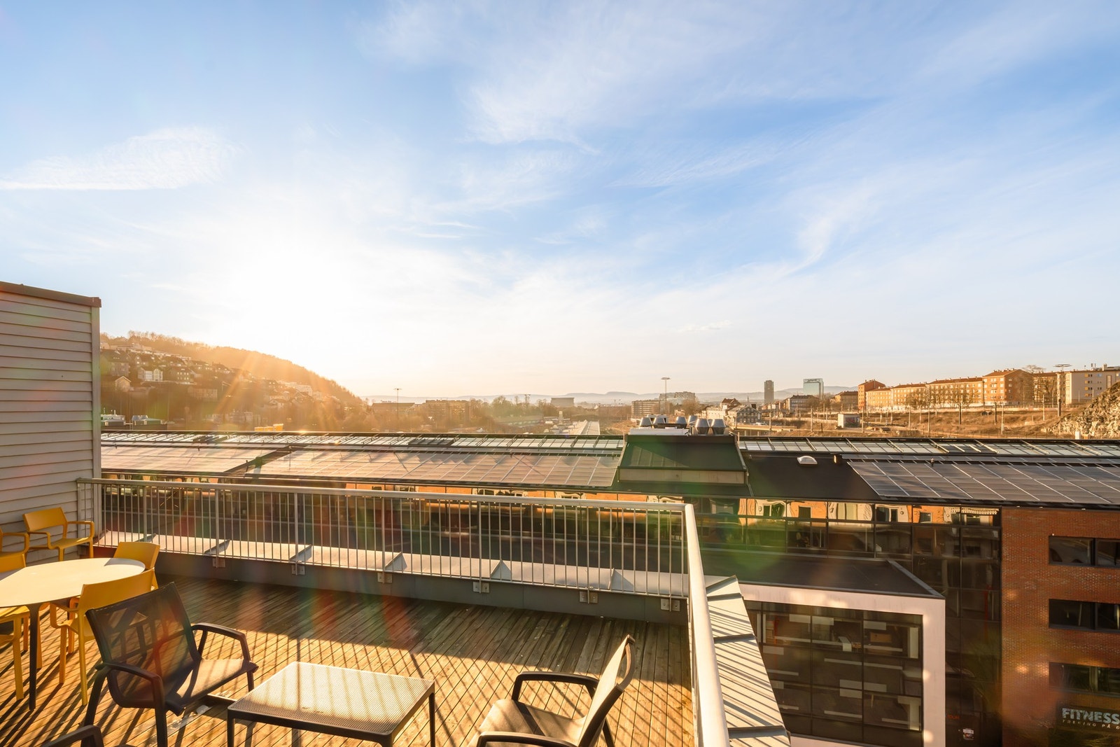 Eller hva med å ta med middagen opp hit? Den felles takterrassen har iallfall flott utsikt utover byen - uavhengig av anledning. Galleribilde