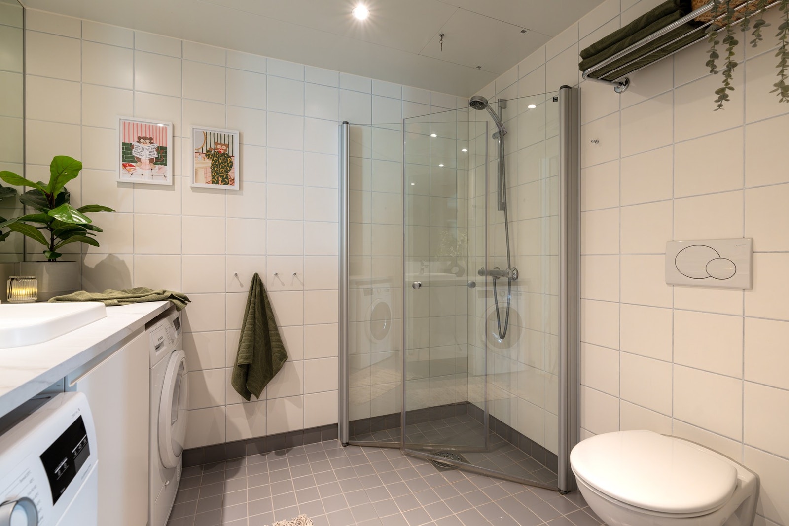 Det er plass til både vaskemaskin og tørketrommel under benkeplaten, og ellers lune varmekabler i gulv. Galleribilde