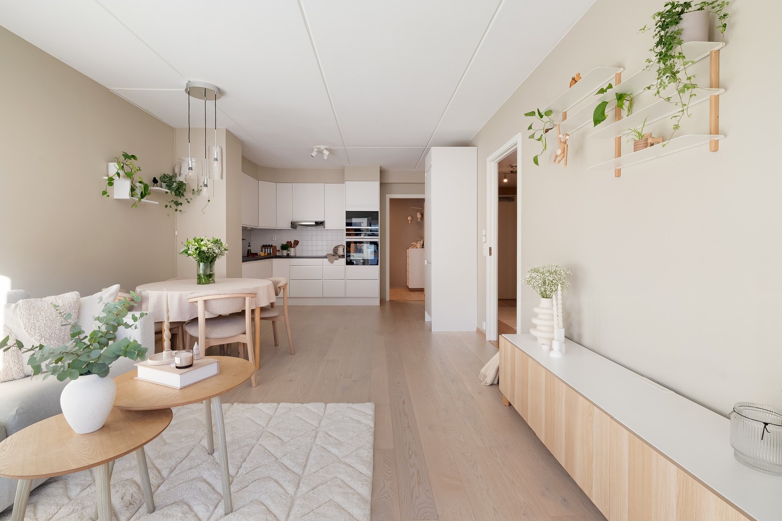 Det deilige stue- og kjøkkenrommet er lyst og luftig. Galleribilde