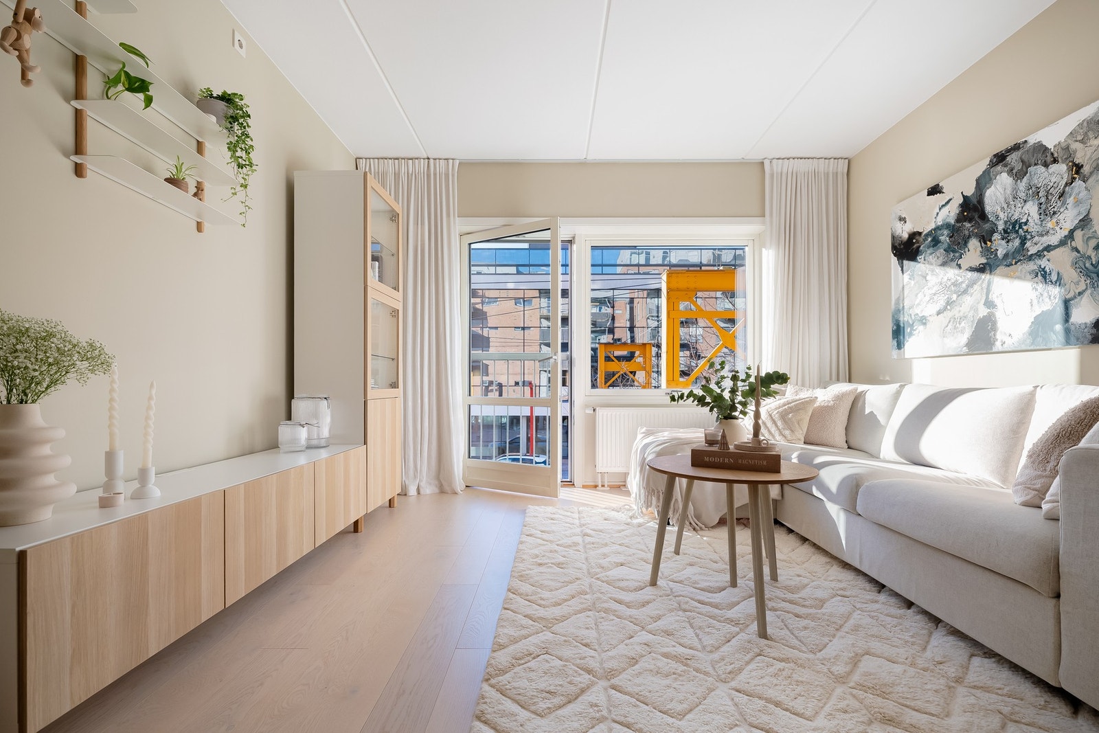 Møbleringen faller svært naturlig, med sofa og TV vis-á-vis hverandre, akkurat som vi liker det. Galleribilde