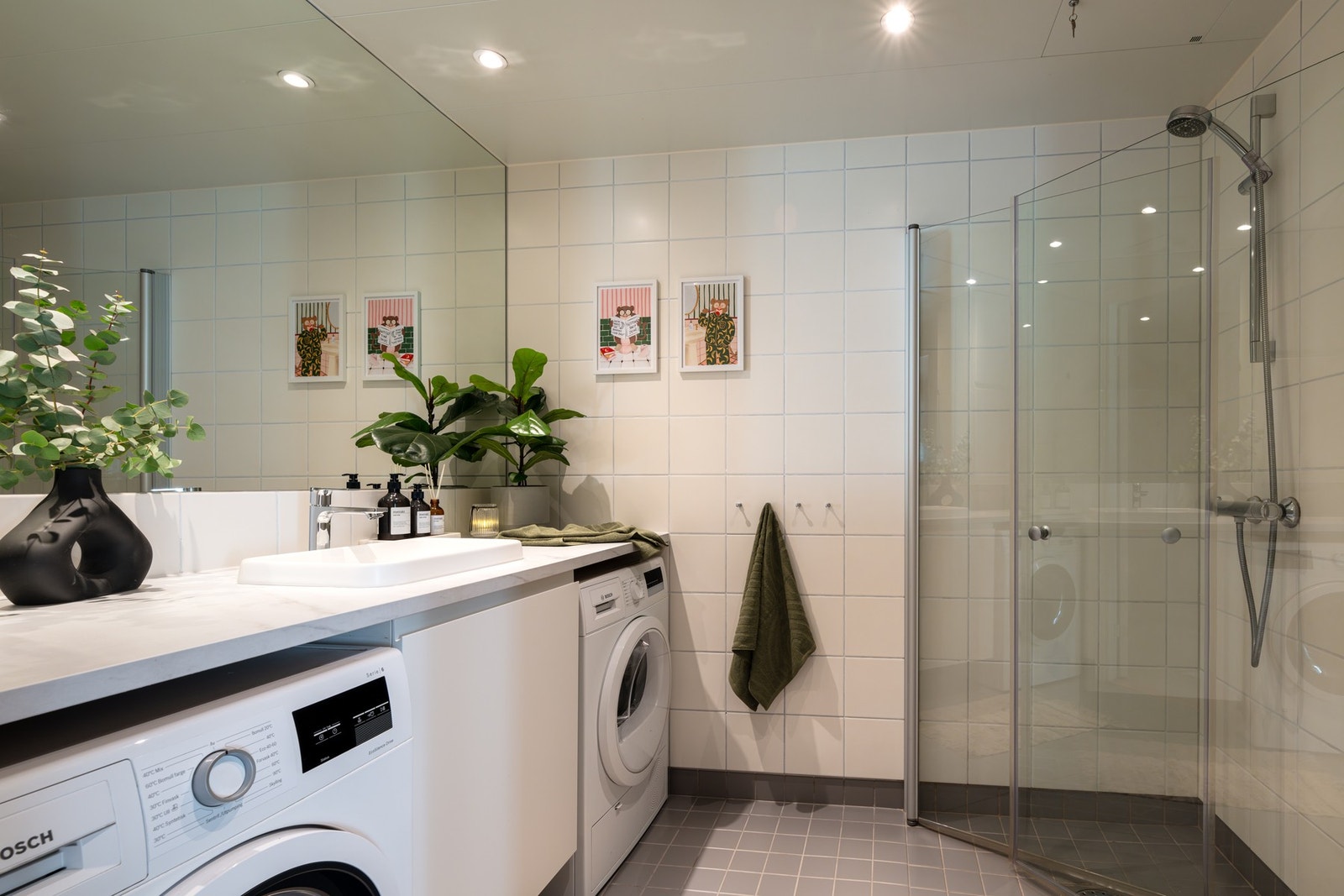 Badet er stort og delikat, med absolutt alt du trenger på et bad. Galleribilde