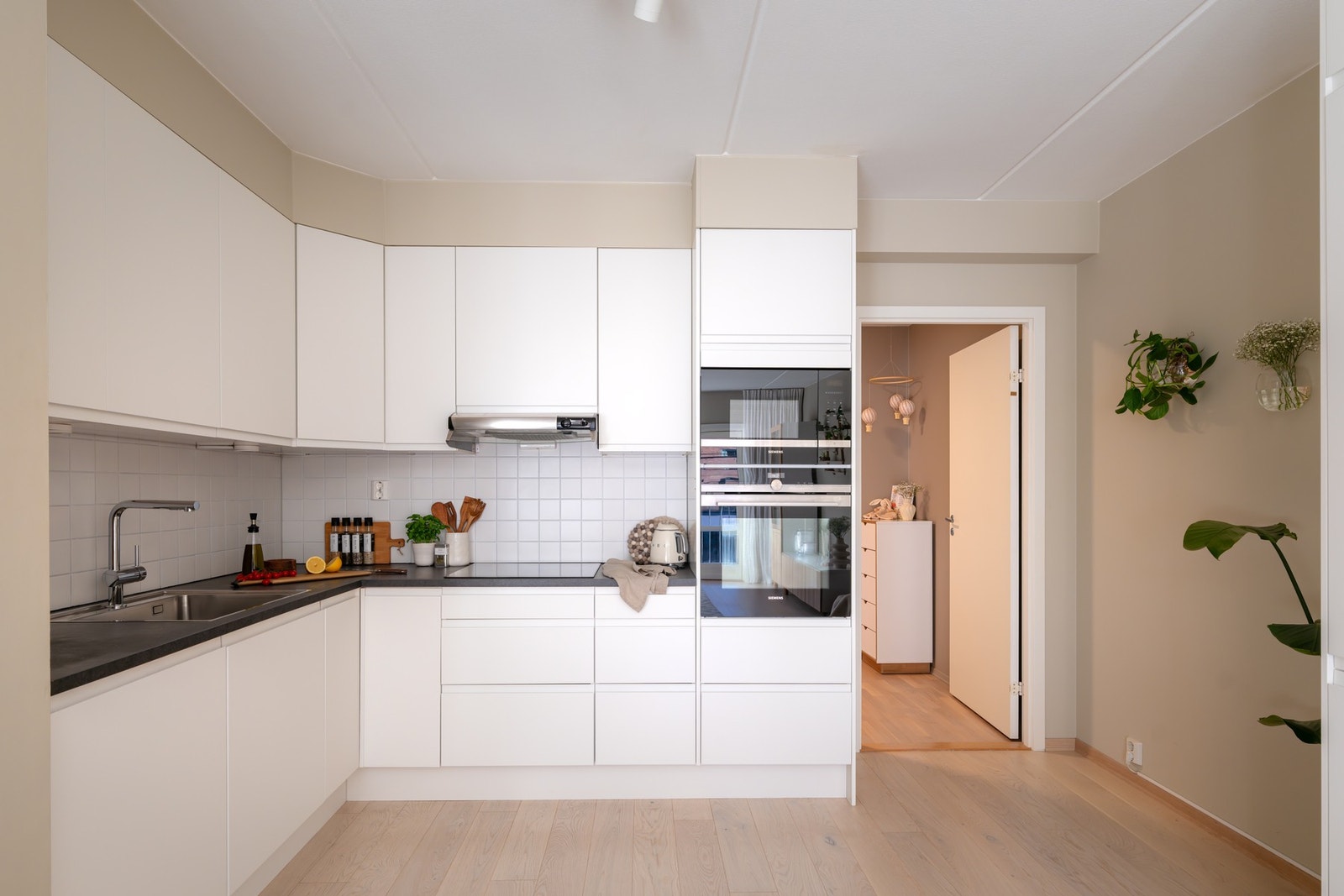 Kjøkkenet fikk en god dose oppgradering i 2023 med nye fronter fra Norema, integrerte hvitevarer, ny benkeplate og enkelte skrog ble også skiftet ut. Galleribilde