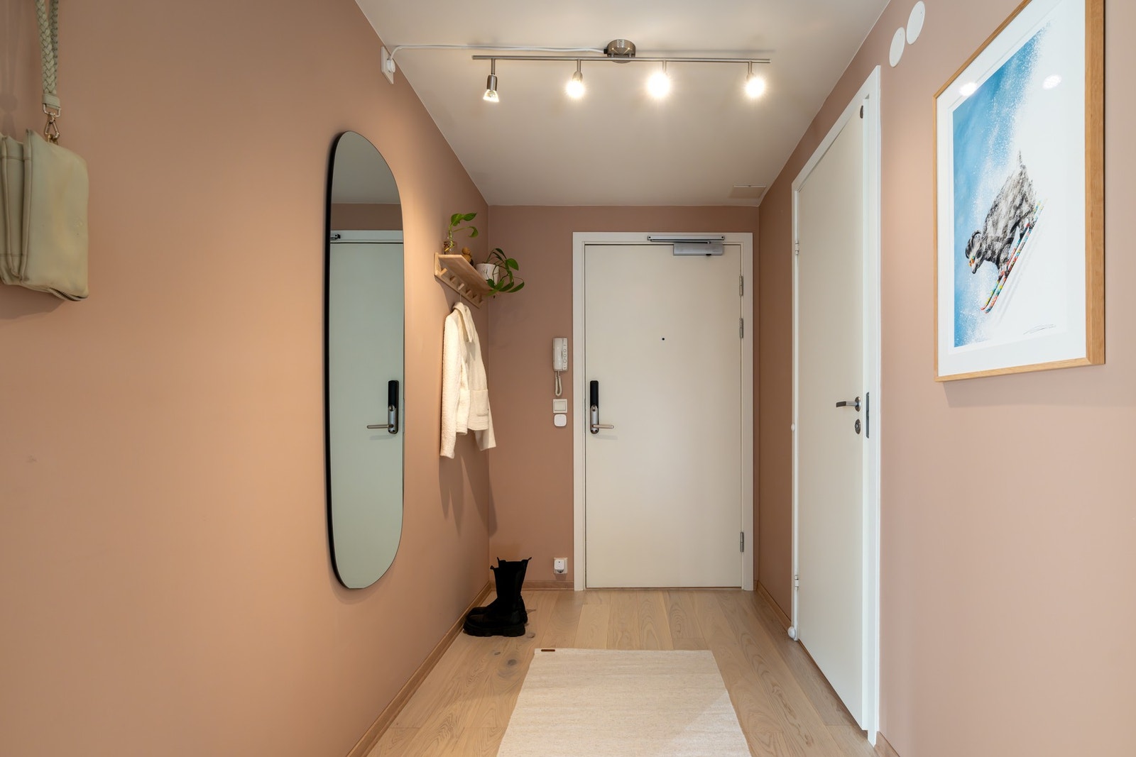 Du skal selvsagt få hengt fra deg yttertøy når du kommer hjem, samt plassere sko. Galleribilde