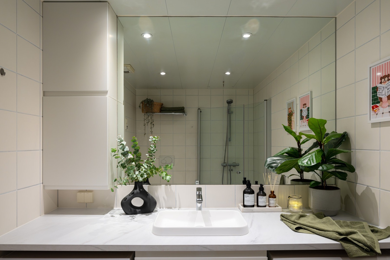 Ikke minst er det et stort flislimt speil med lagring i både underskap og overskap, samt dimbare downlights i tak. Galleribilde