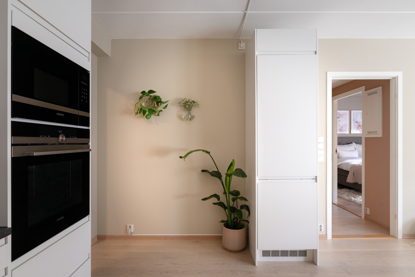 Integrert, stort kjøleskap finner du her. Det ble også montert komfyrvakt og lagt ny kurs til stekeovn og mikro, samt montert to spotter. Dokumentasjon foreligger. Galleribilde