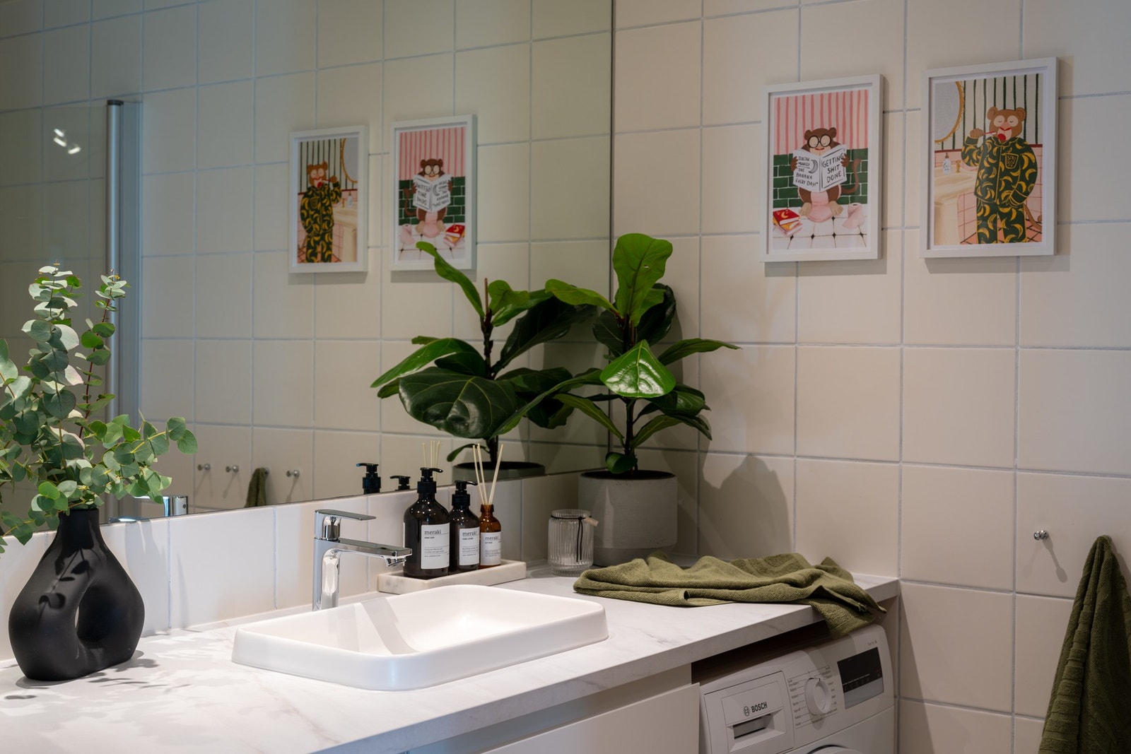 Her kommer du altså til dekket bord - for benkeplaten, servant og innredning er nye våren 2026 og er klar for neste eier. Galleribilde