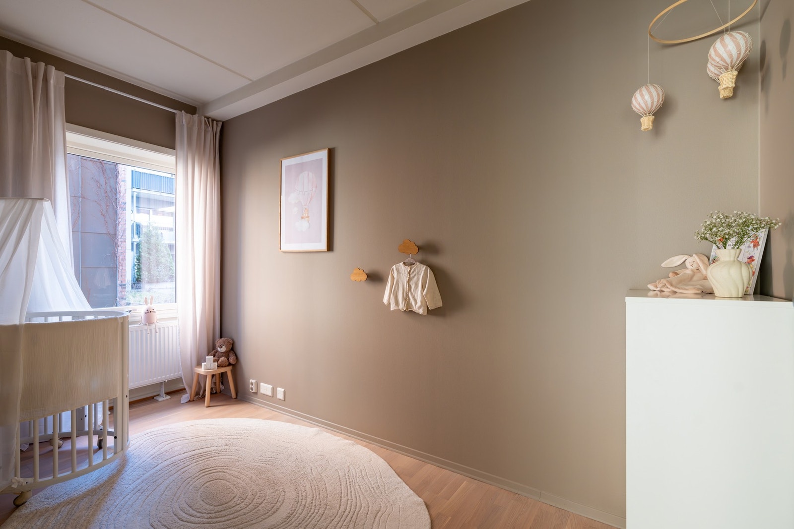 Rommet er vendt inn mot skjermet og lukket bakgård. Galleribilde