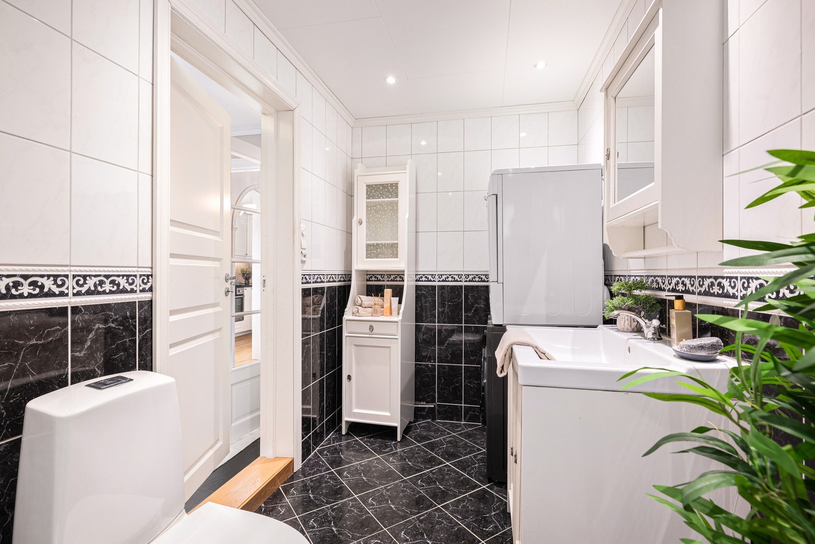 Opplegg for vaskemaskin og tørketrommel på dette badet Galleribilde