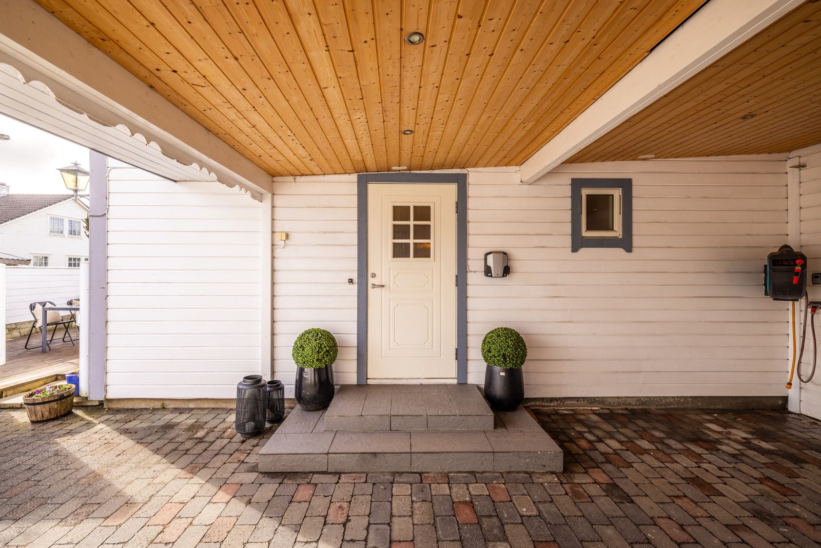 Romslig carport ved inngangsparti - Carport er 23,6 kvm med EL-lader og bod i bakkant Galleribilde