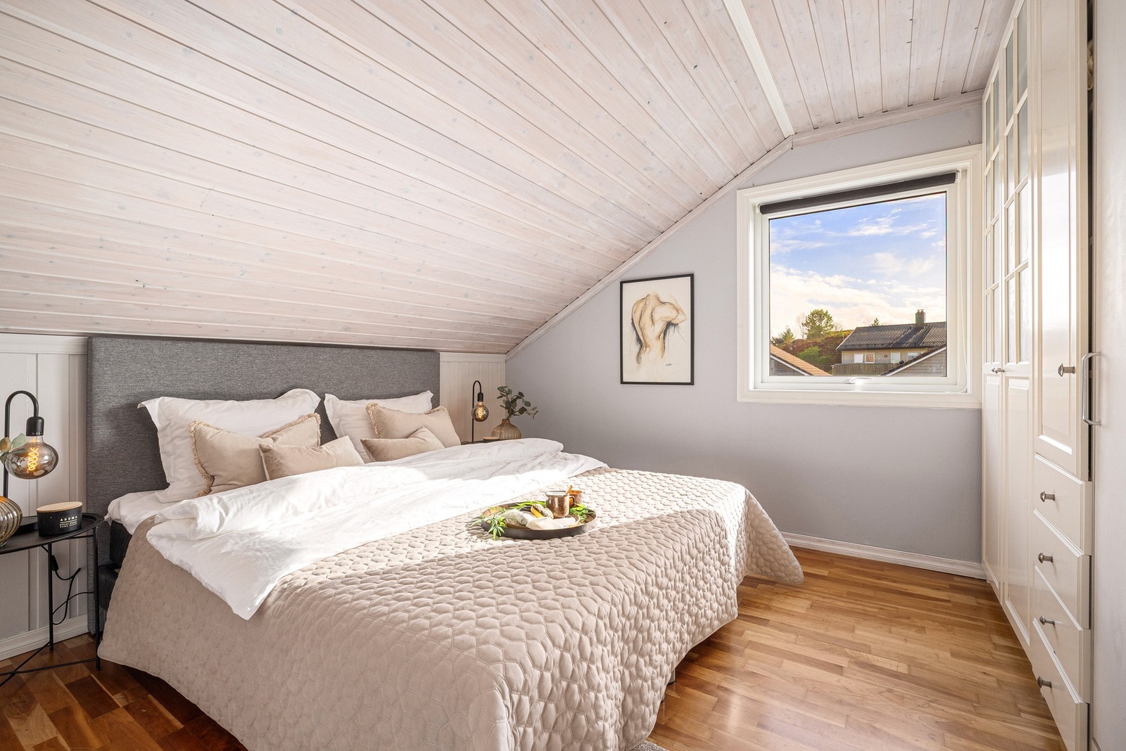 Soverom nr 3 er 10 kvm og har god garderobeplass Galleribilde