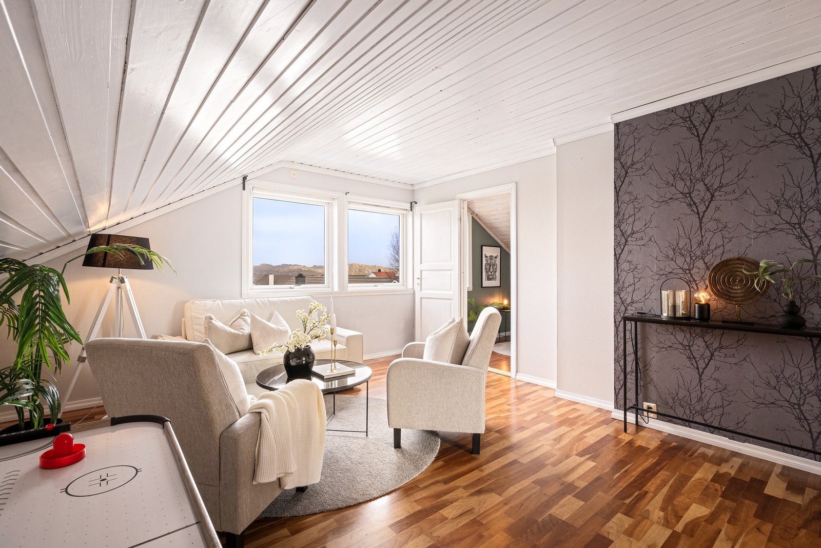 Fra loftstue har man nydelig utsikt over nærområdet Galleribilde