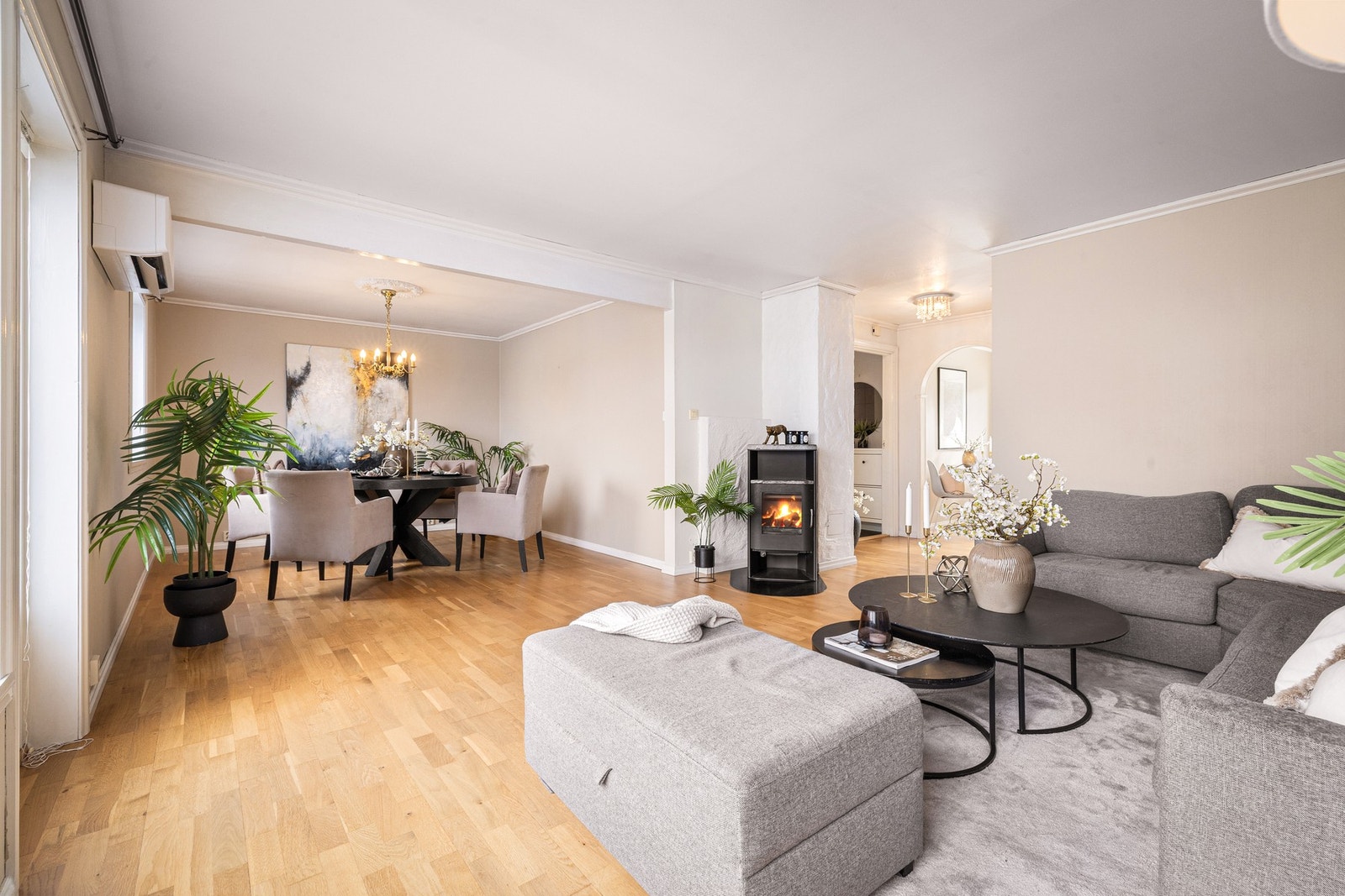 I stuen har man både peisovn og varmepumpe Galleribilde