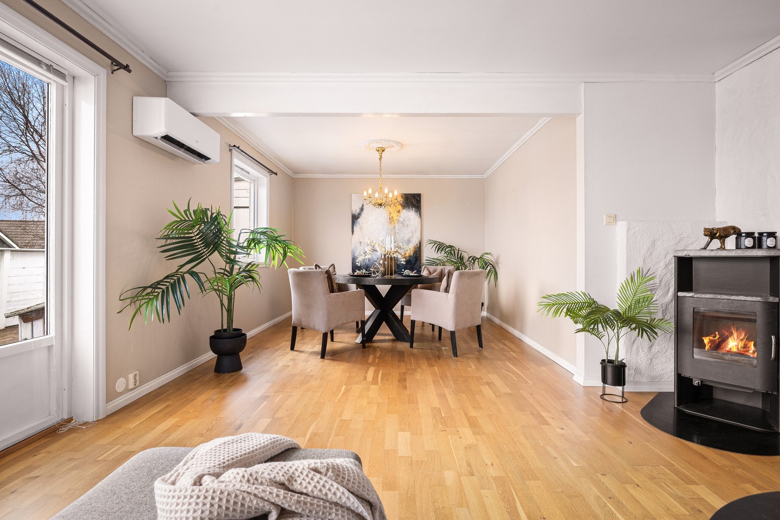 Stuen er av god størrelse med flere innredningsmuligheter Galleribilde