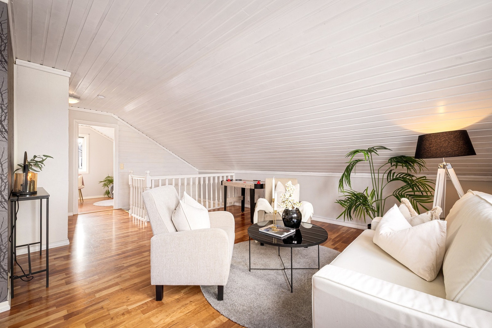 2.etasje består av 3 soverom, bad og loftstue Galleribilde