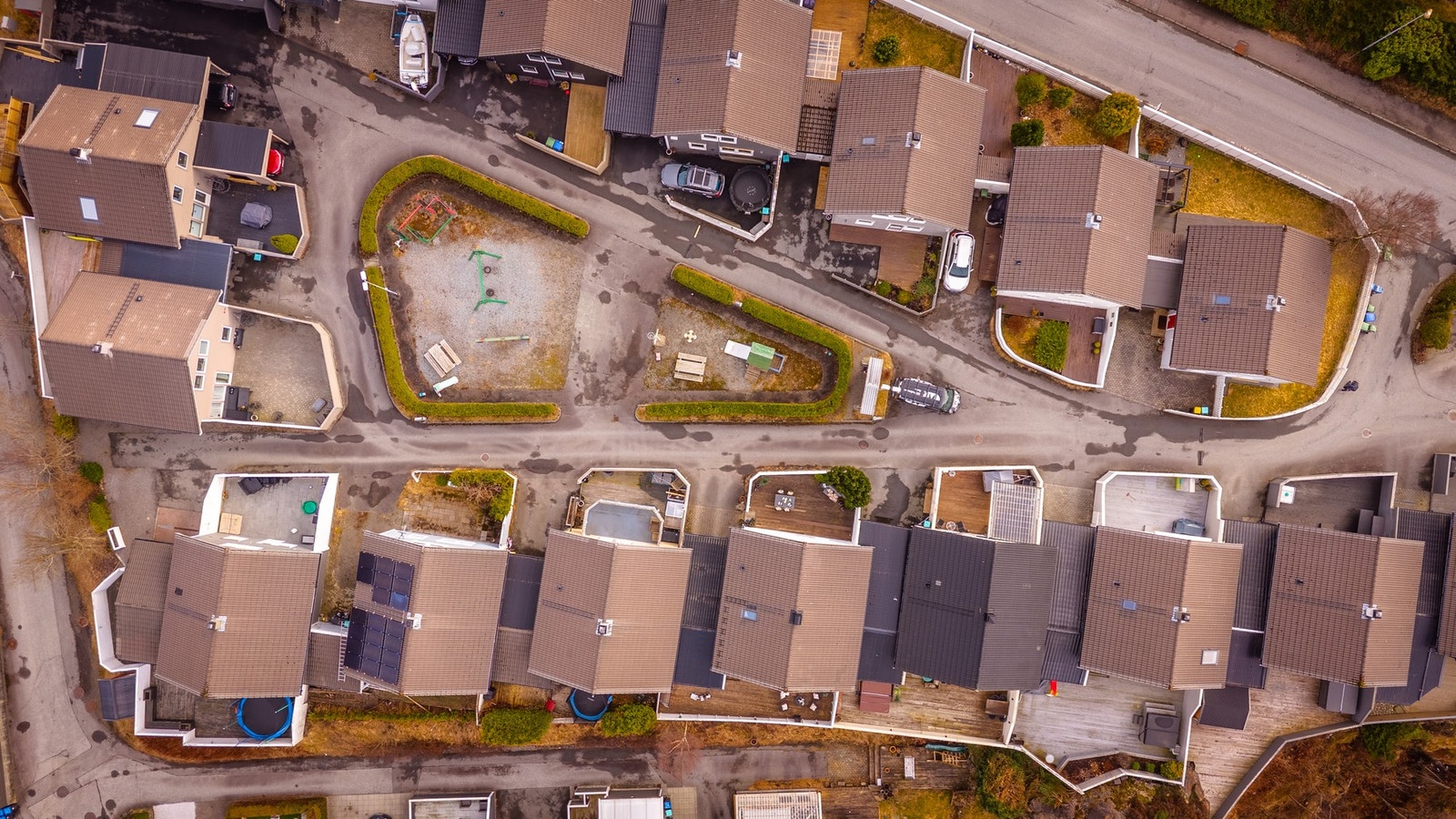 Man har flotte terrasser både foran og bak boligen, slik at man kan flytte seg etter solen Galleribilde