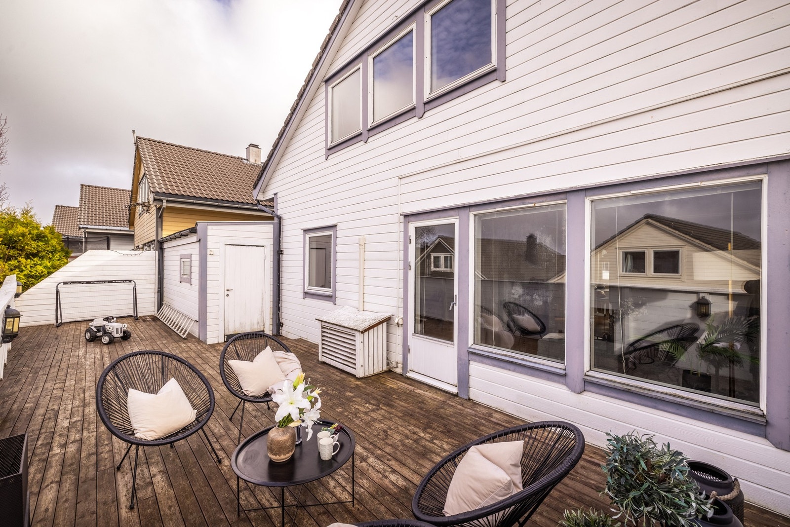 Terrassen på fremsiden av boligen er på 42,3 kvm og her nytes kveldssolen Galleribilde