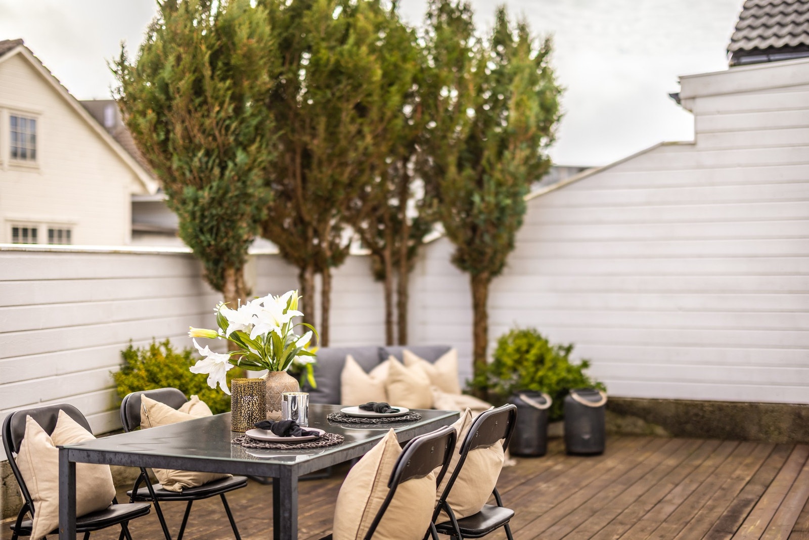 Med utgang rett fra kjøkkenet kan man enkelt flytte middagen utendørs Galleribilde