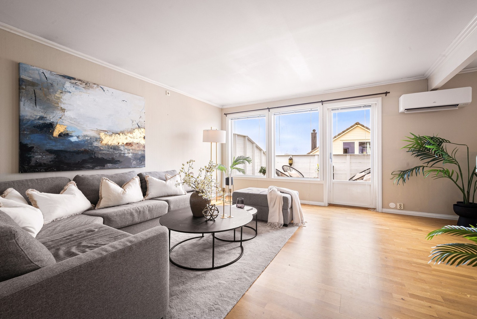 Boligen har en smart planløsning med 4 soverom, 2 bad og 2 stuer Galleribilde