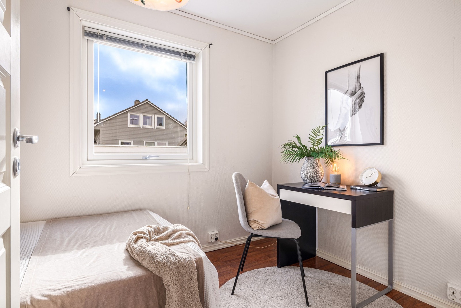 God plass til seng og leksepult Galleribilde