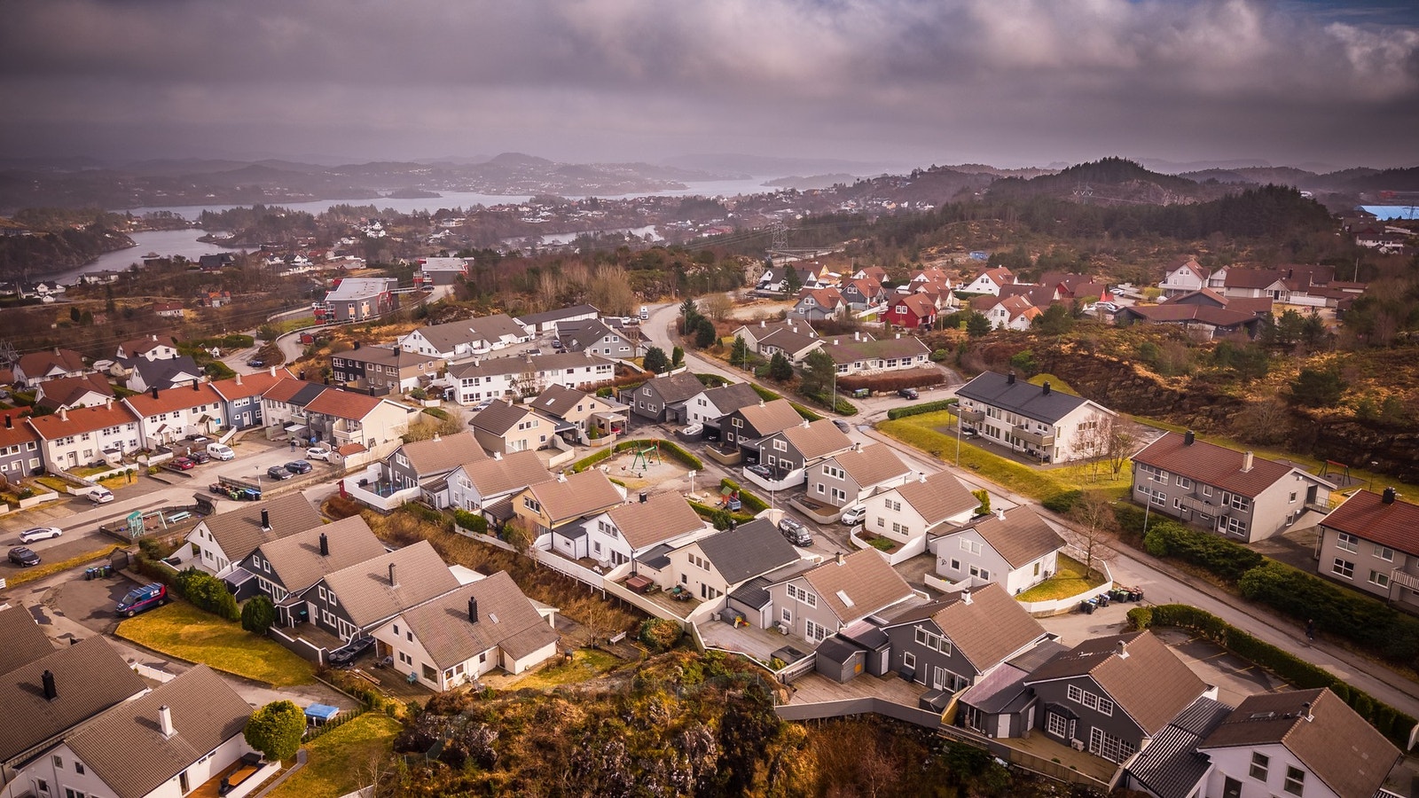 Fra eiendommen er det kort vei til turområder og idrettsanlegg, samt skoler og barnehage Galleribilde