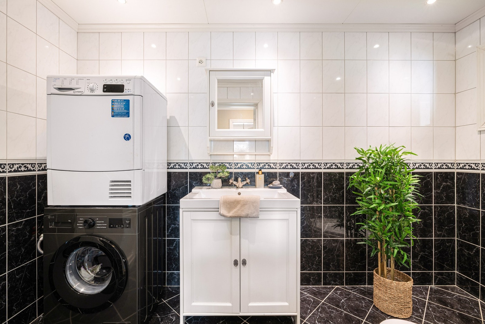 Badet er helfliset og har downlights i tak Galleribilde